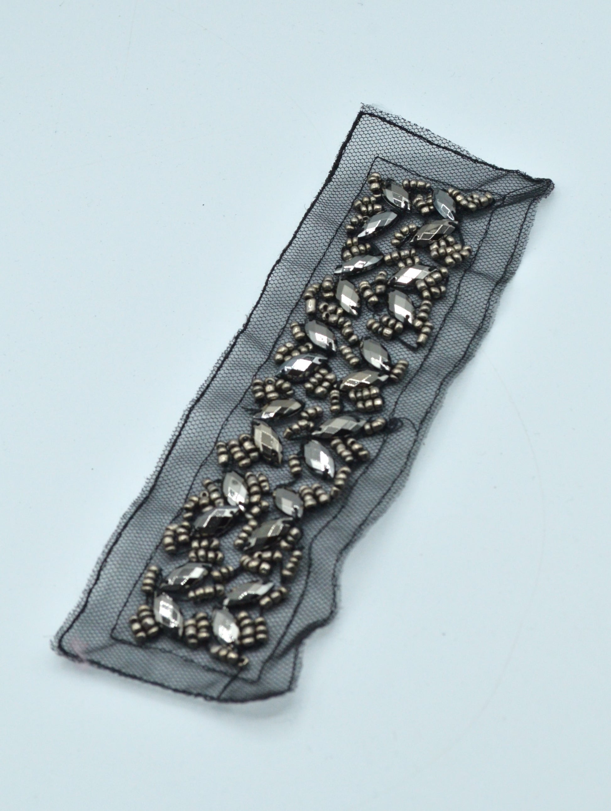 Aplicatie Cu Margele Gri Pe Tull Negru, 17x4cm