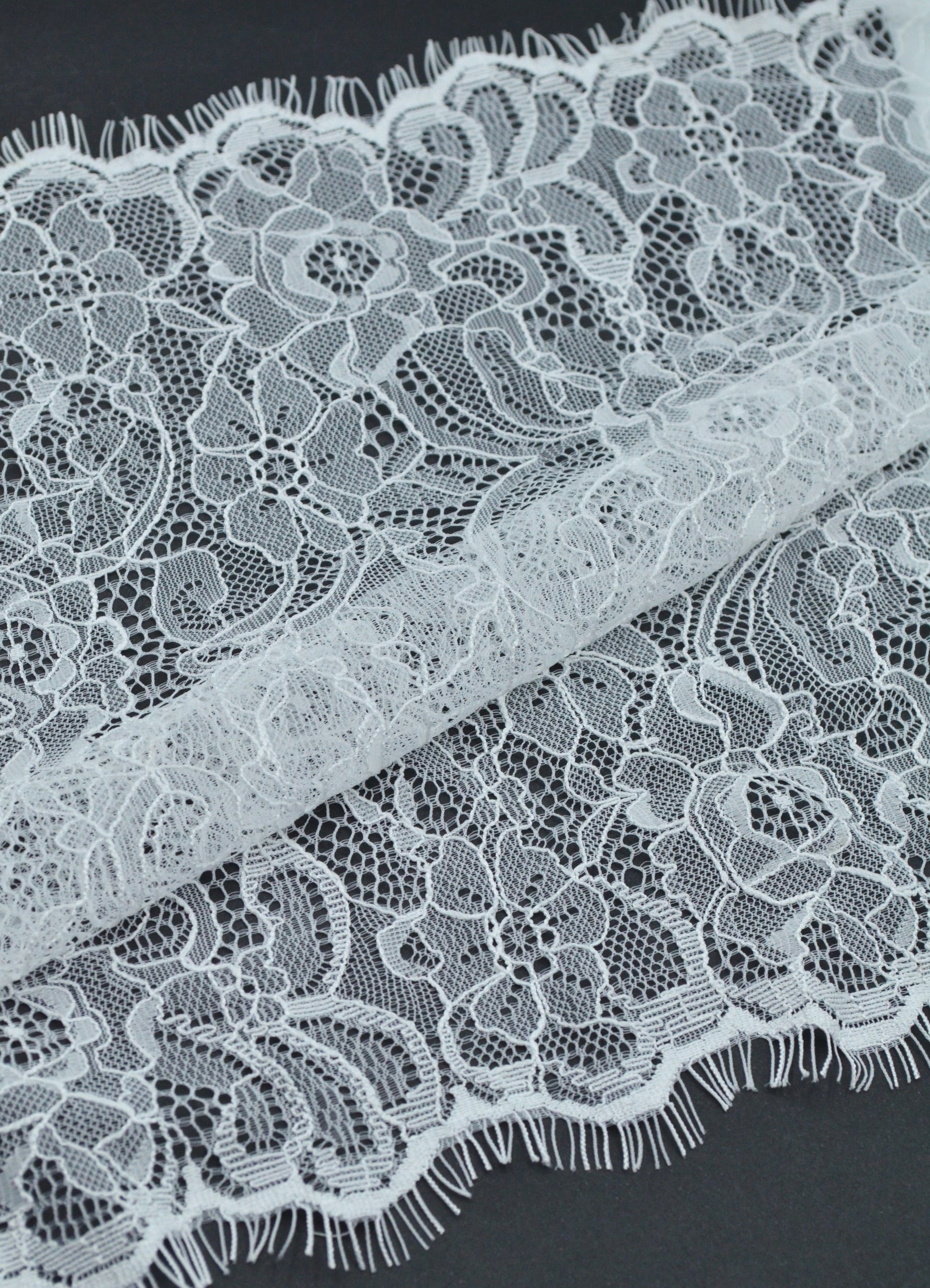 Dantela Chantilly  32x285cm, Alba