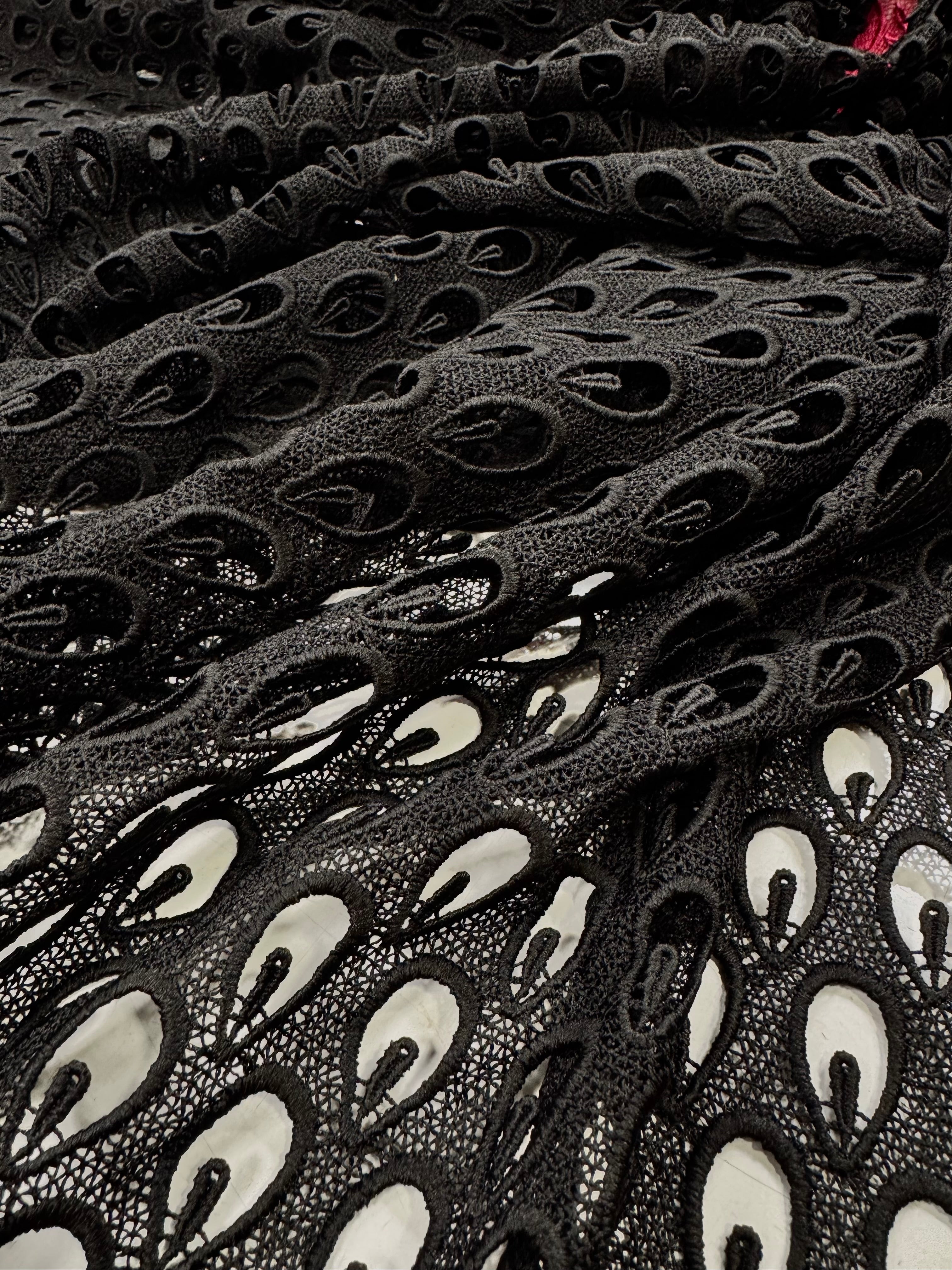 Broderie Sparta, Negru