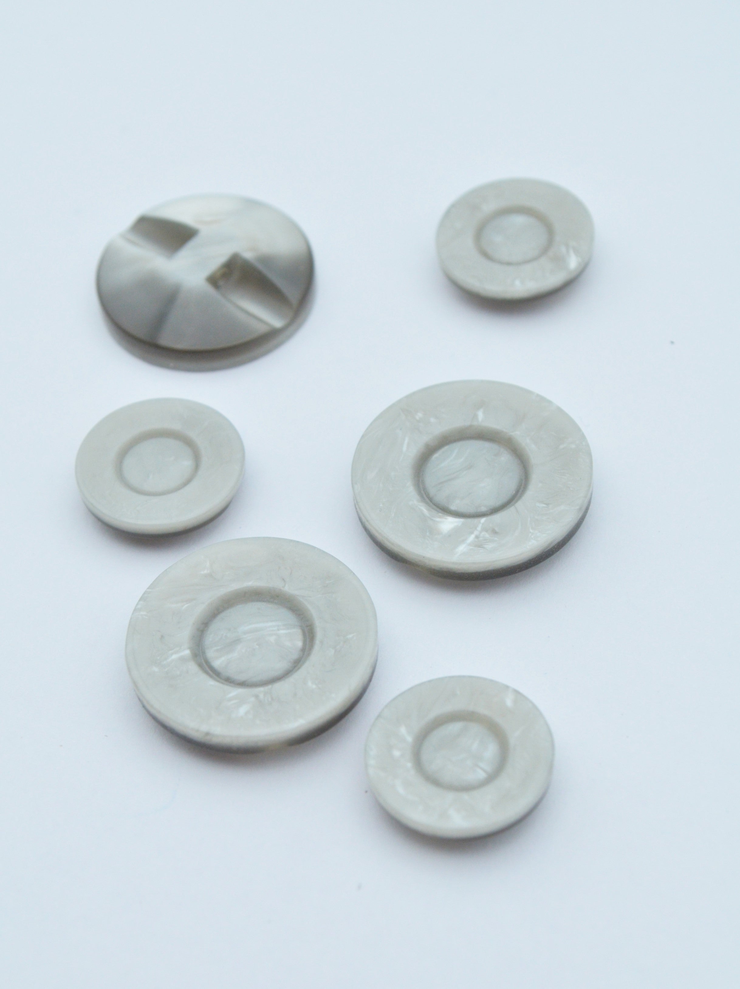 Nasturi De Plastic, Gri