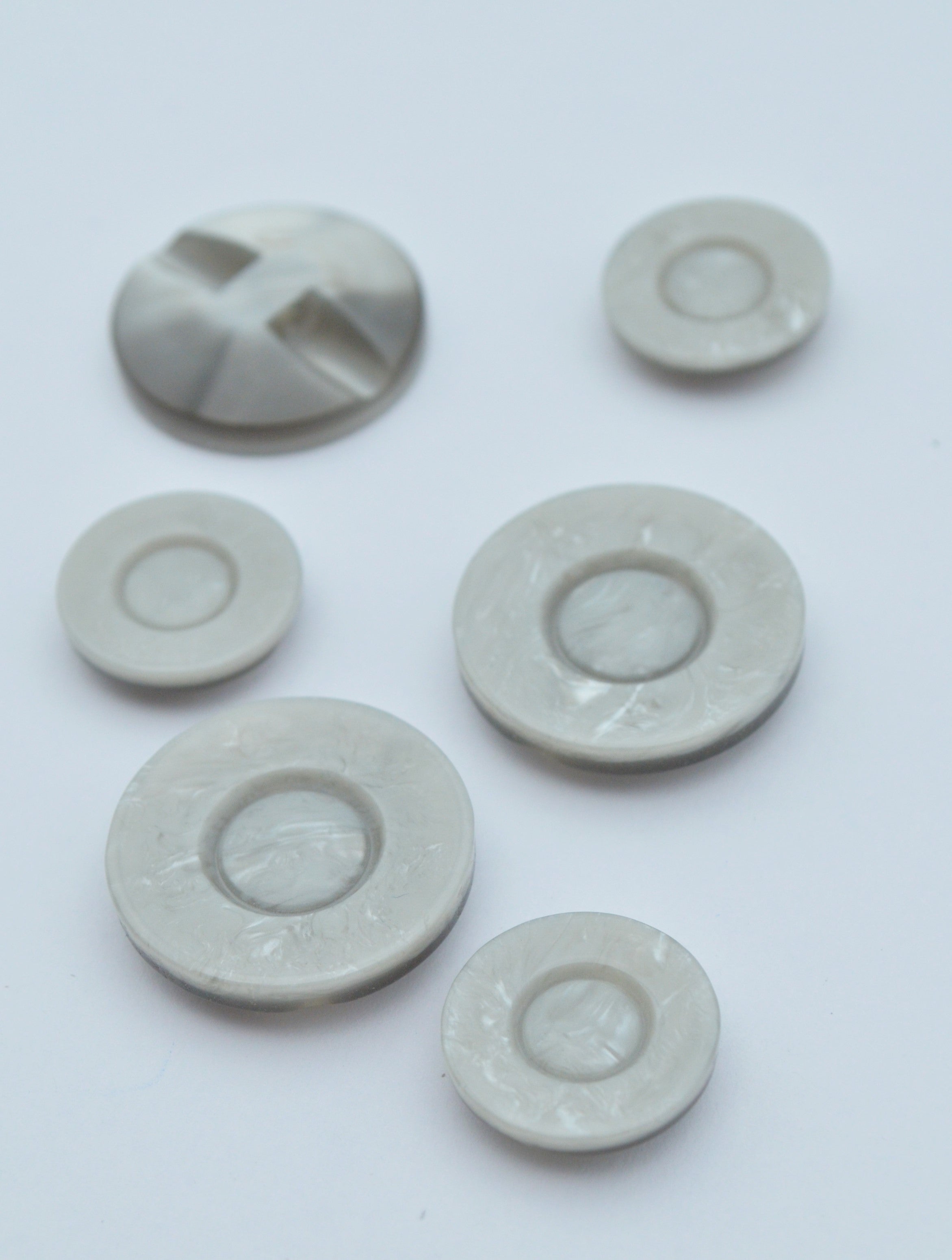 Nasturi De Plastic, Gri