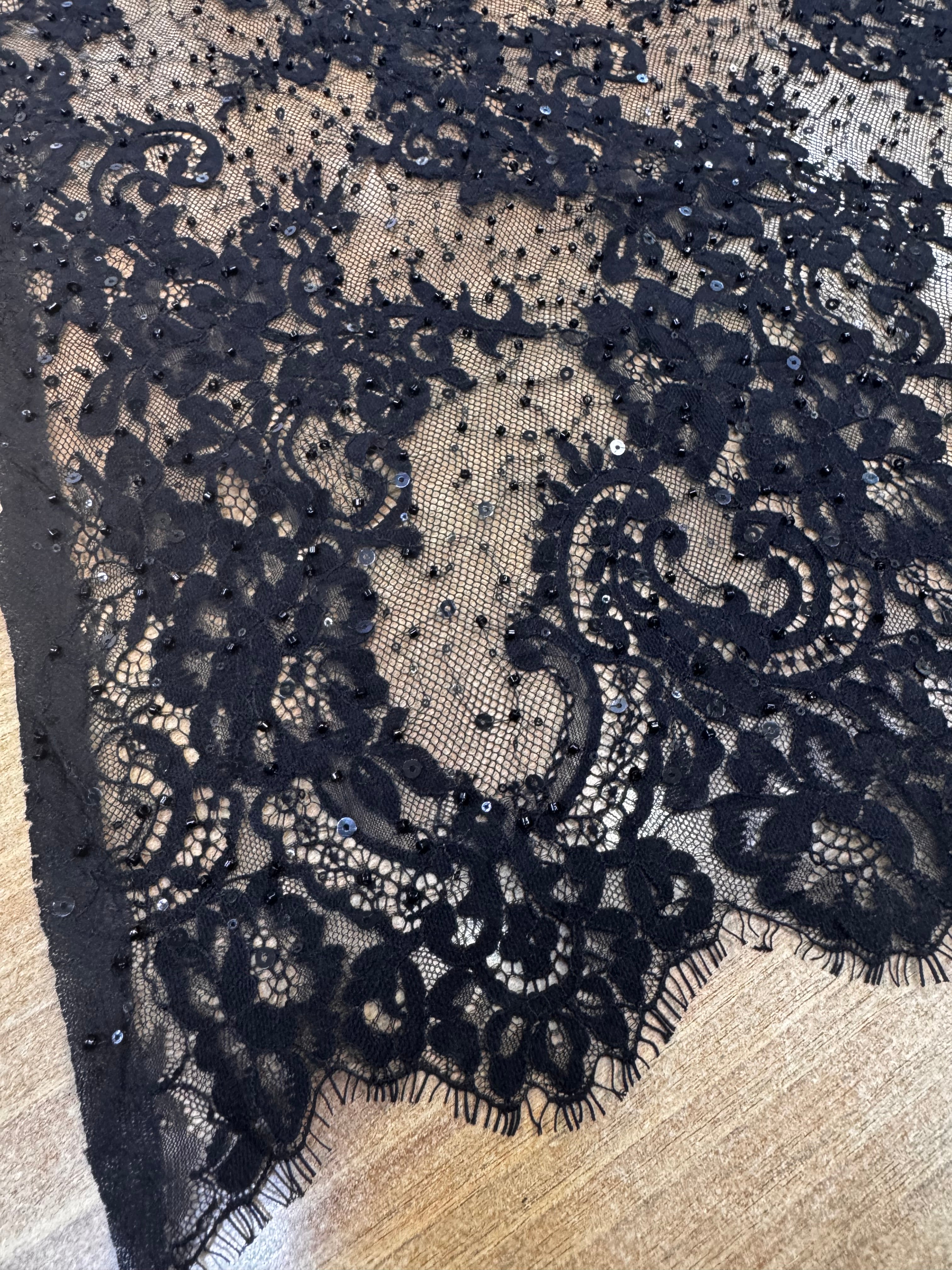 Dantela Chantilly Cu Margele Si Paiete Fine, Negru