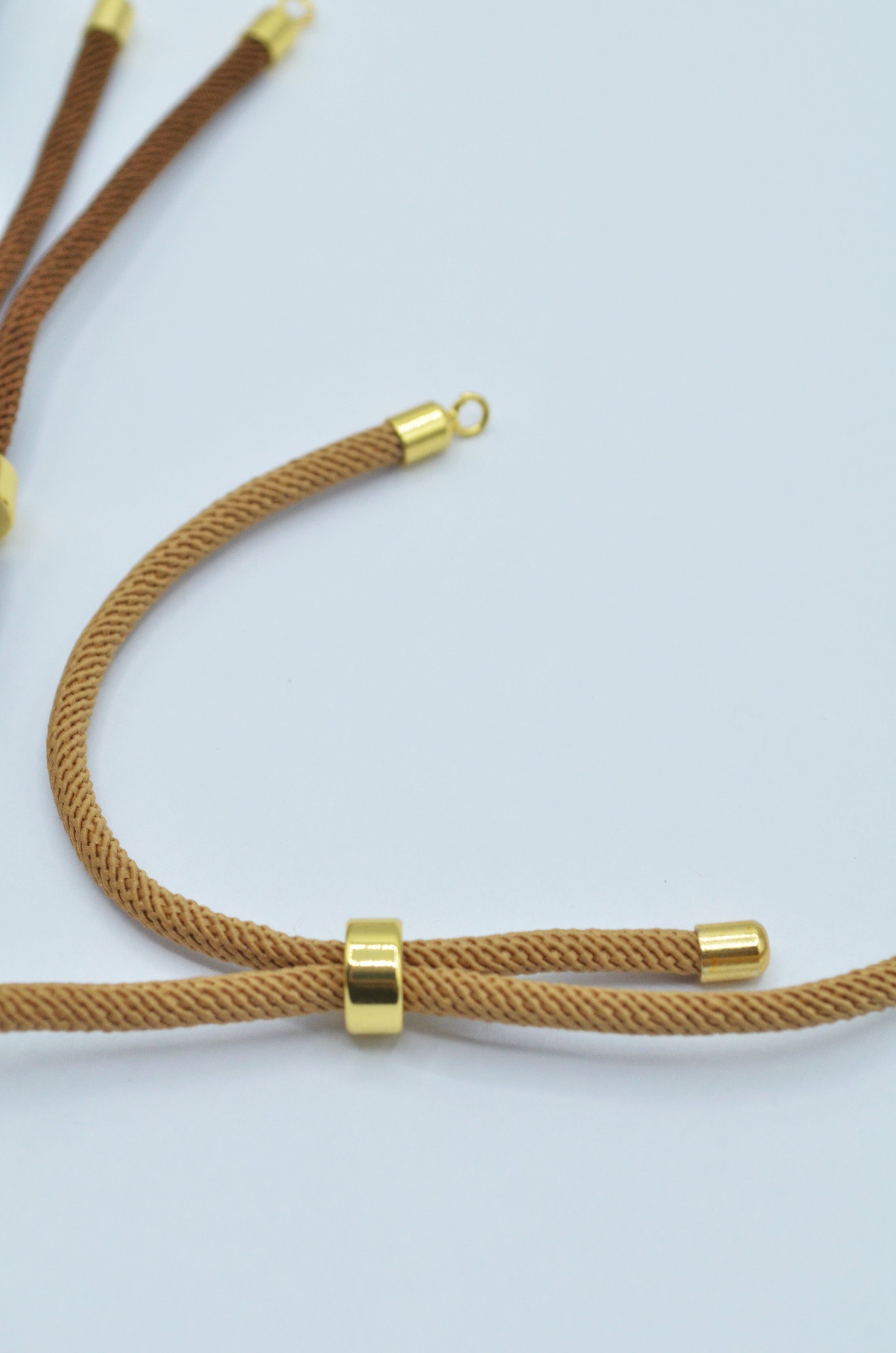 Sistem Inchidere Reglabila Bratara Cu Snur