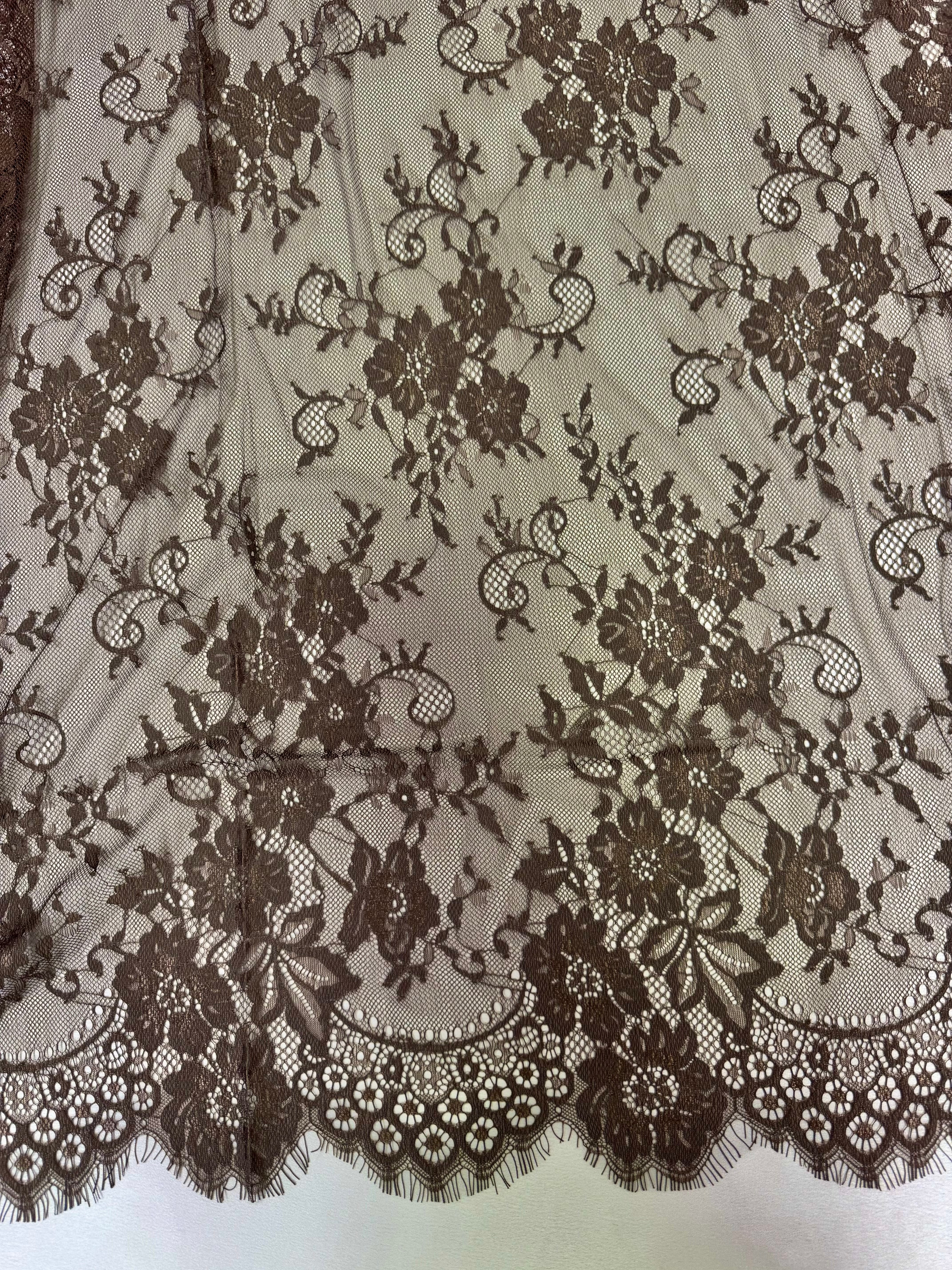 Dantela Chantilly maro ciocolata. (Pret la metru)