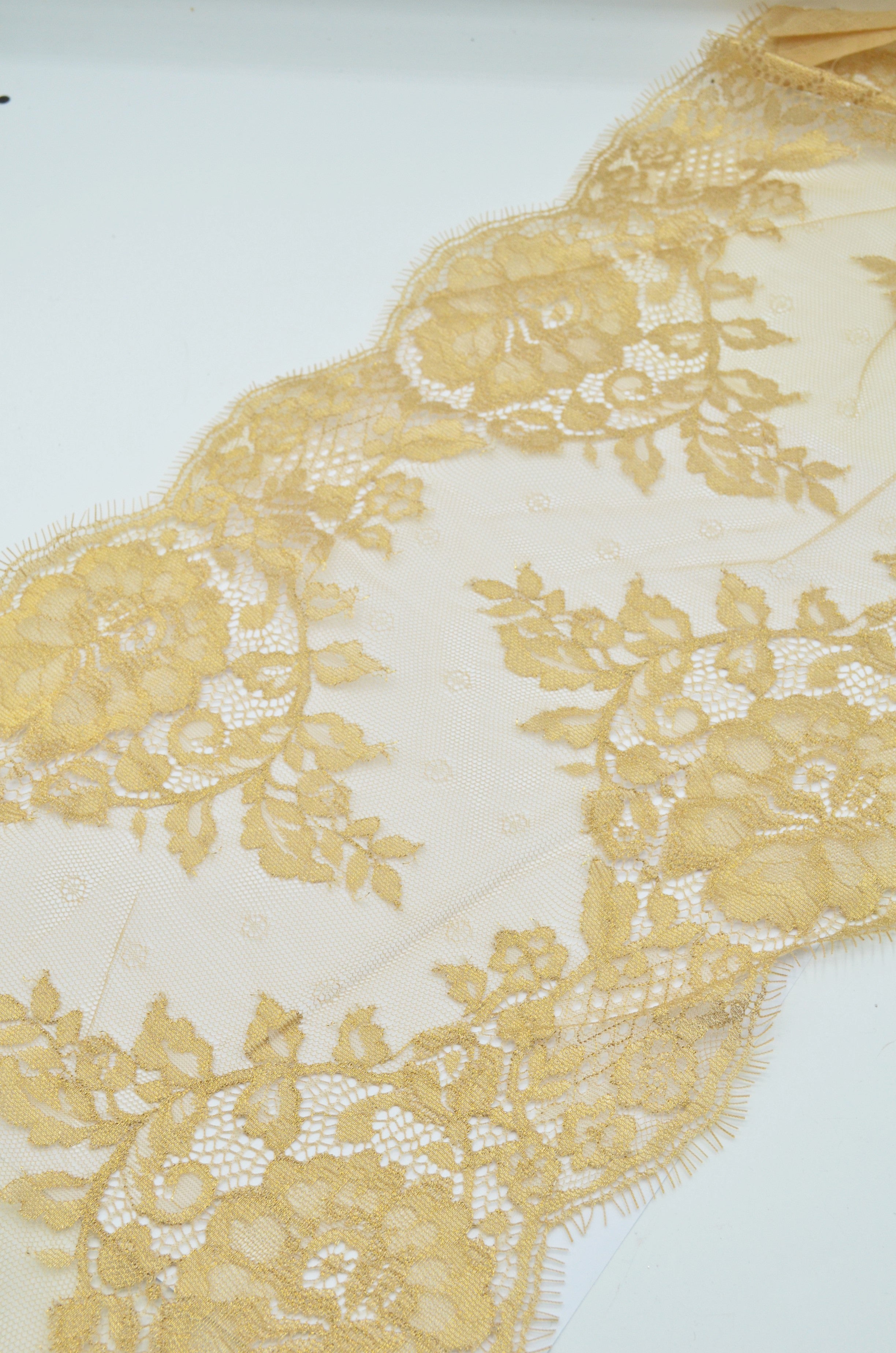 Dantela Chantilly 300 x 26cm, Auriu