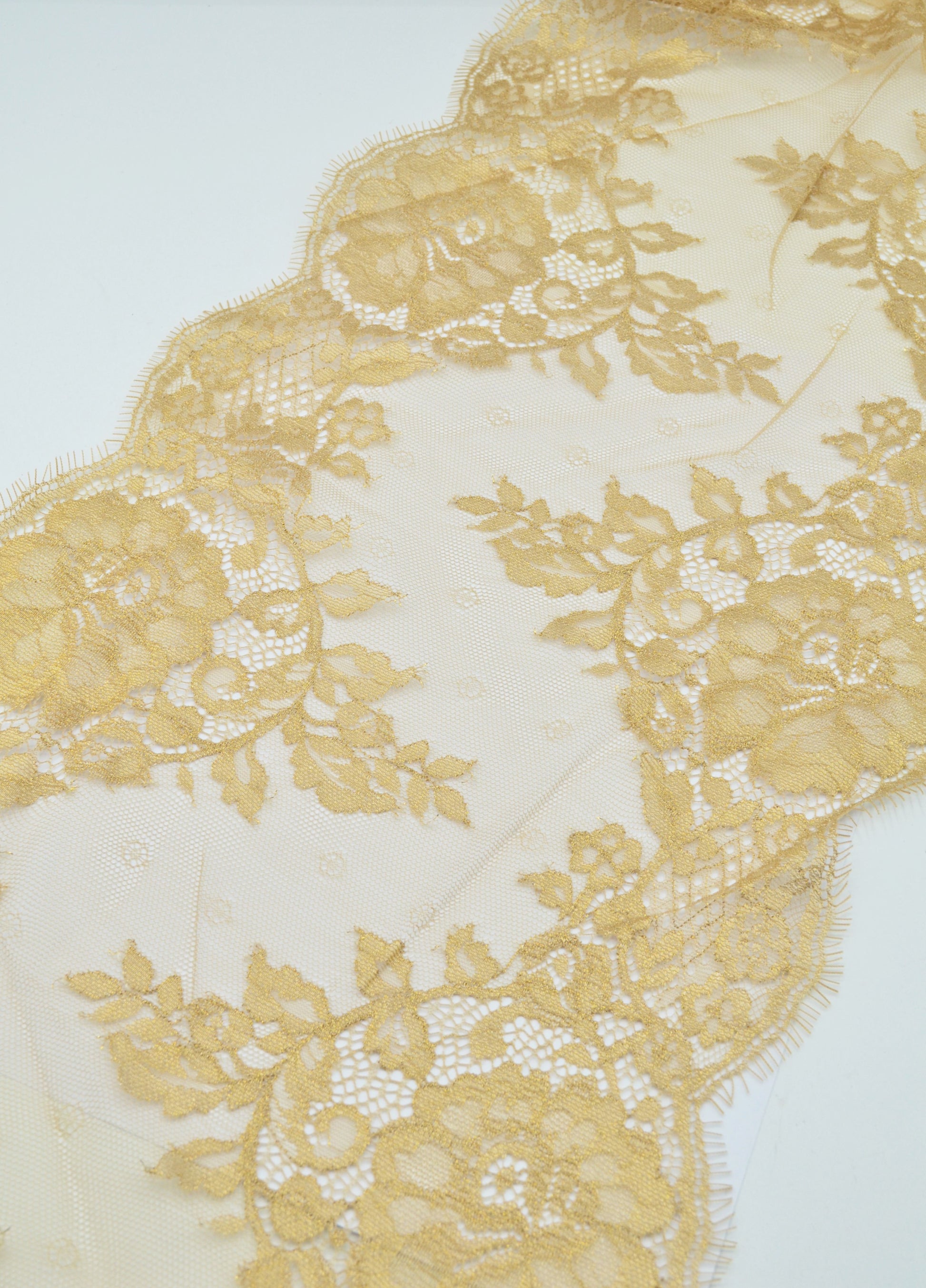 Dantela Chantilly 300 x 26cm, Auriu
