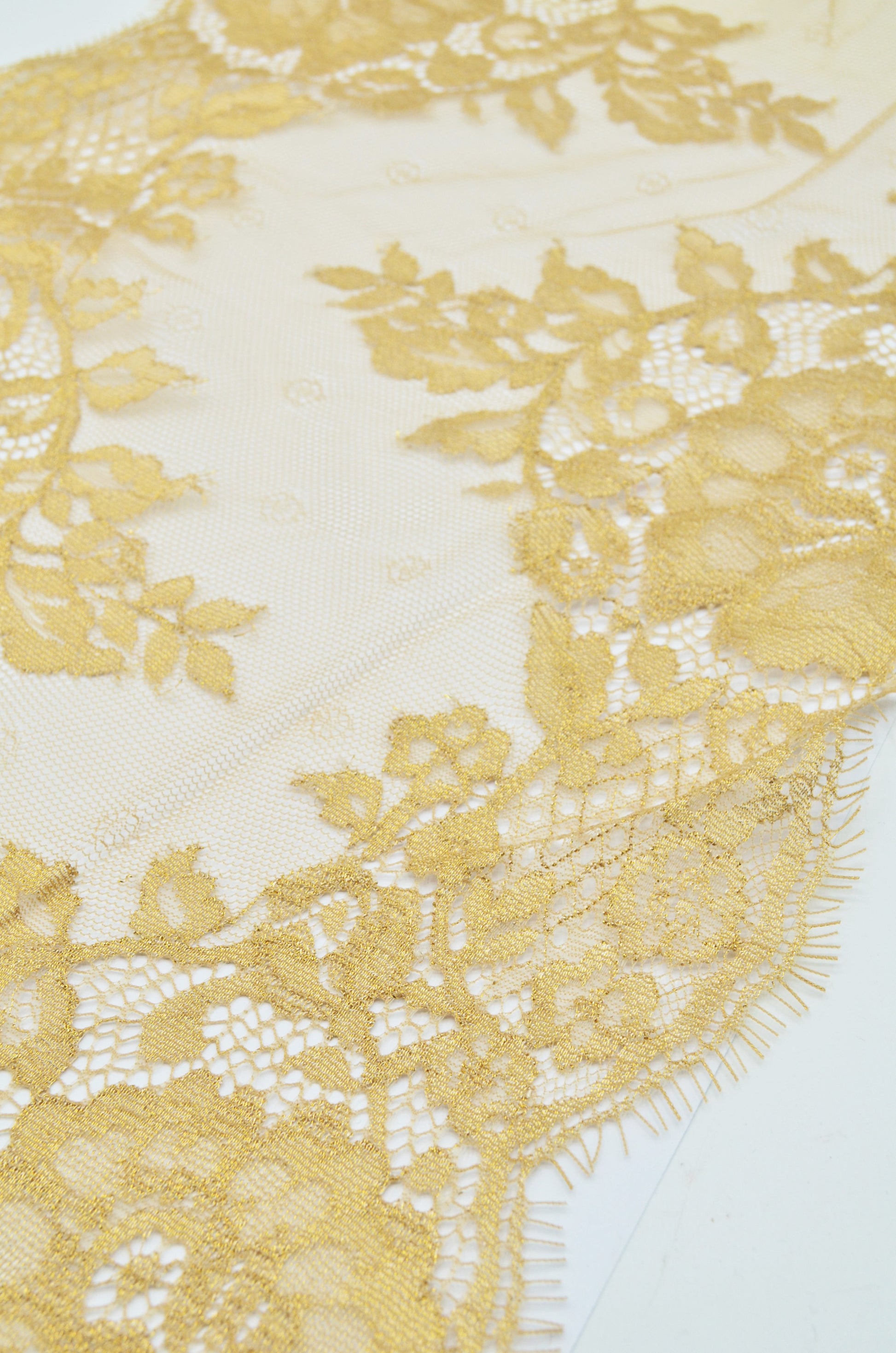 Dantela Chantilly 300 x 26cm, Auriu