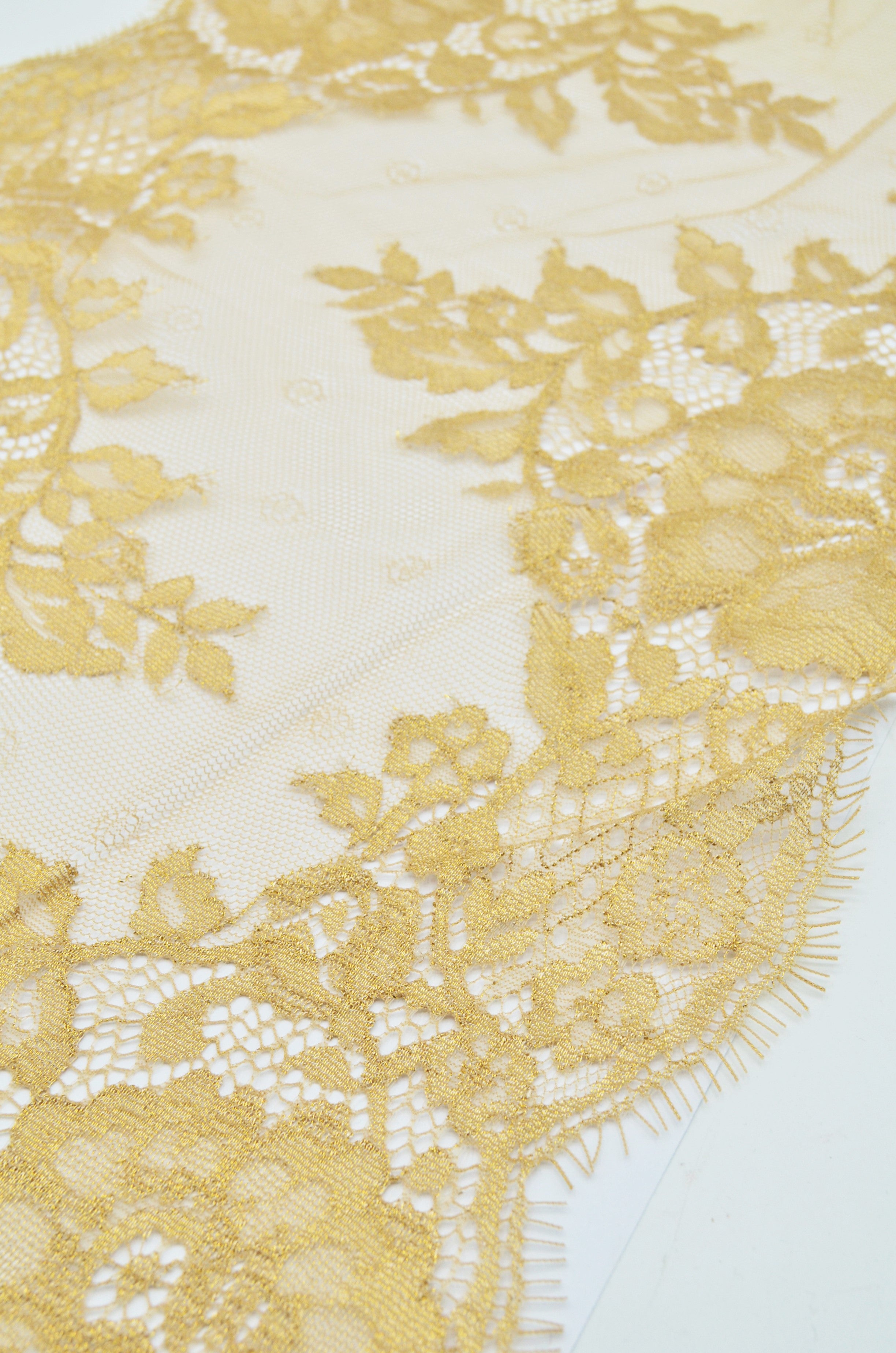 Dantela Chantilly 300 x 26cm, Auriu