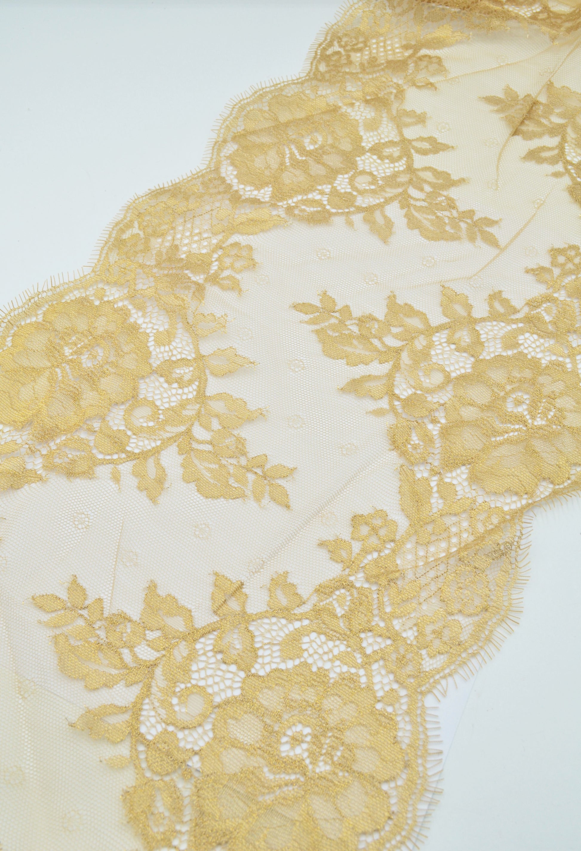 Dantela Chantilly 300 x 26cm, Auriu