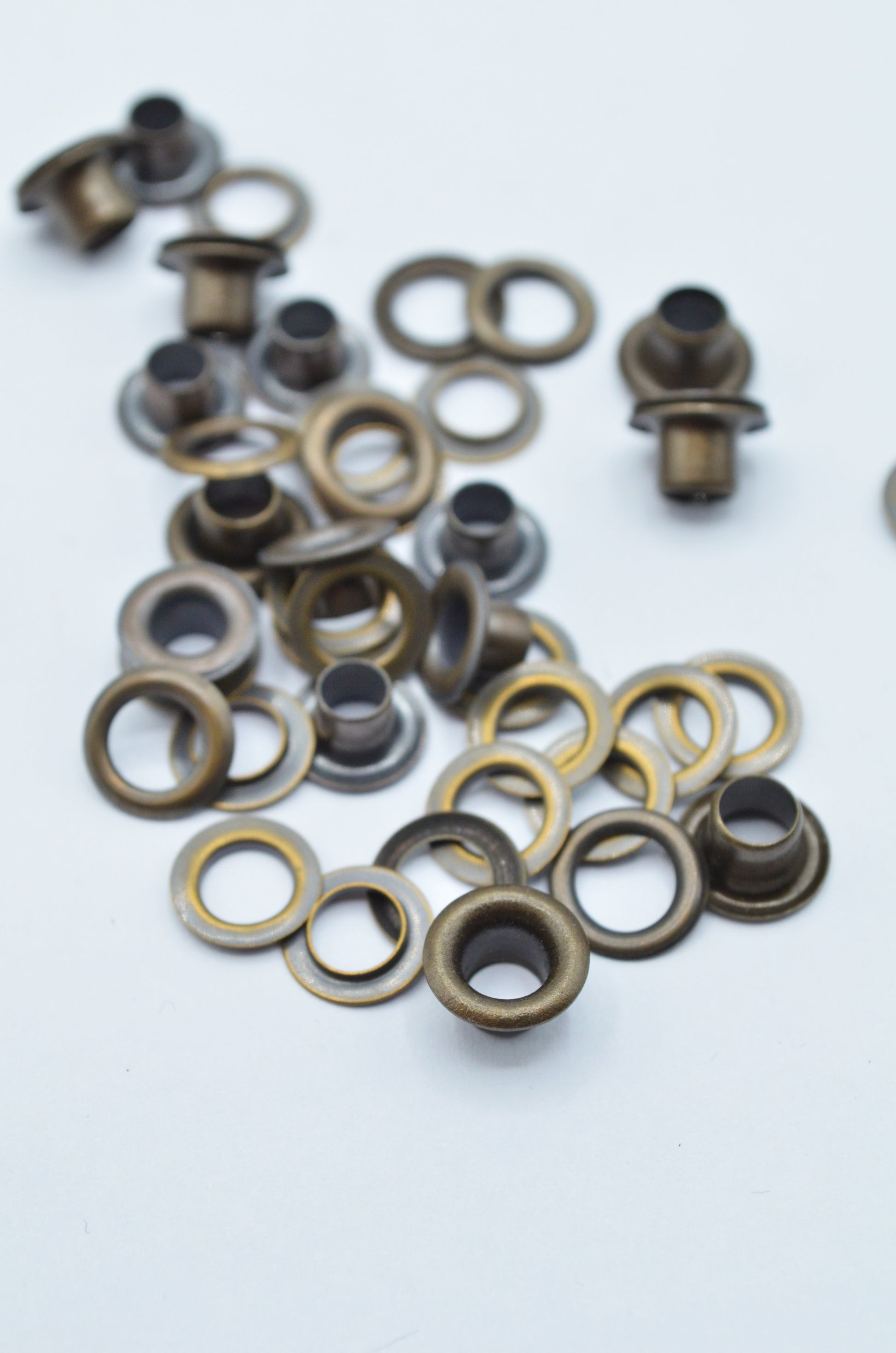Ocheți metalici Ø4 mm interior/ Ø8 mm exterior, Bronz (10 Buc/Pachet)