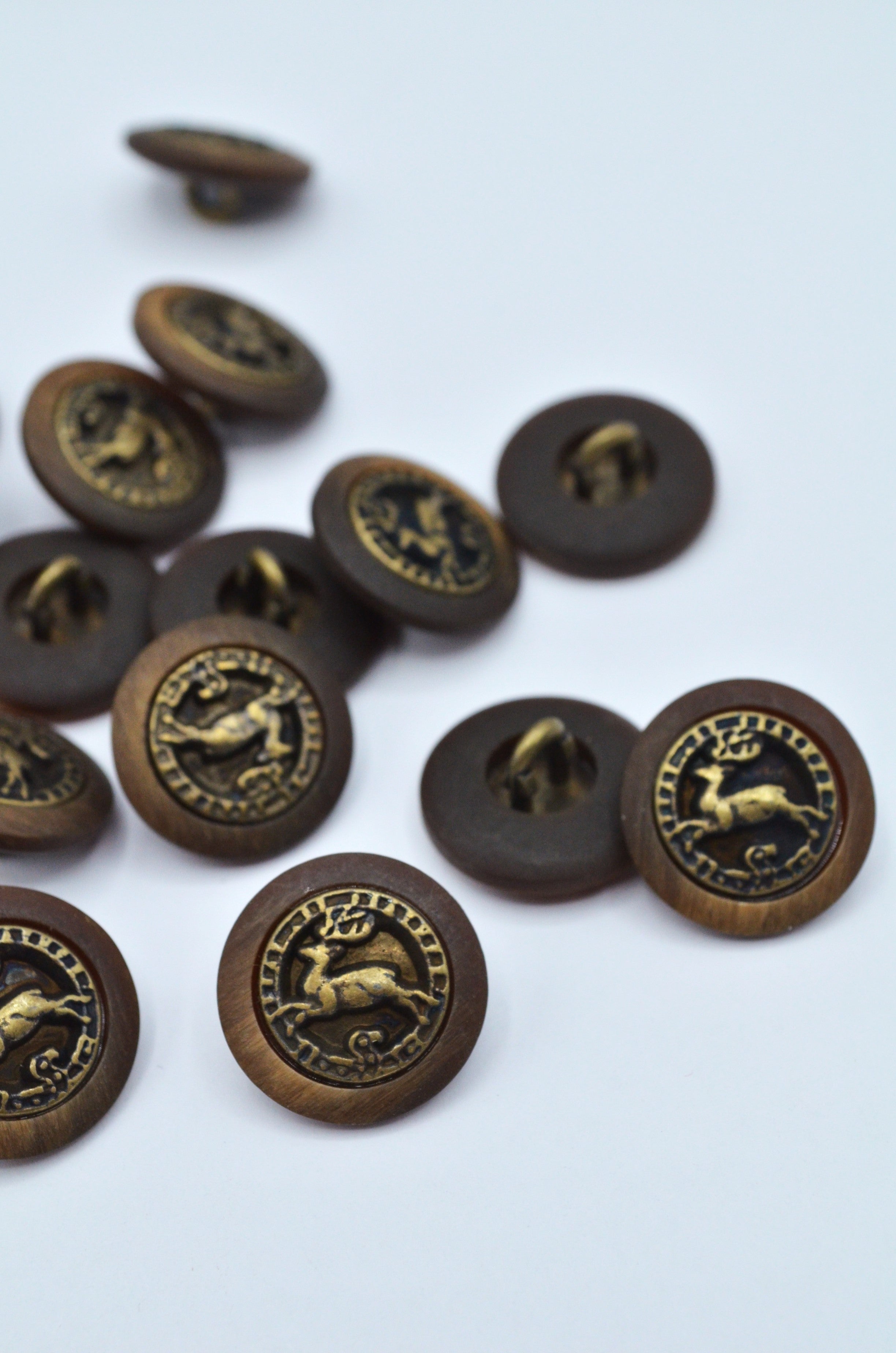 Nasturi Metal Cu Plastic 25mm, Maro