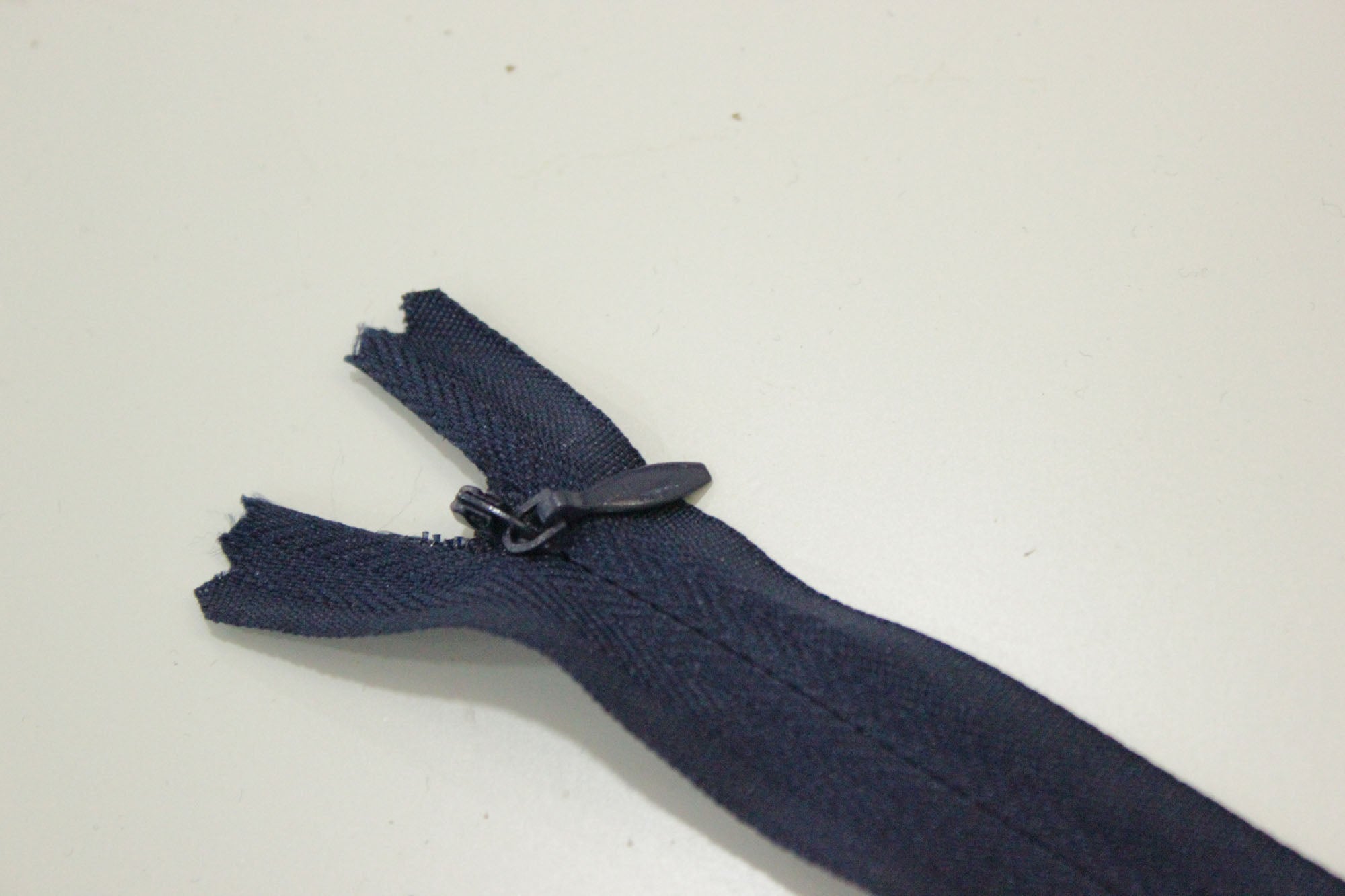 Fermoar Ascuns pe Panza Bleumarin 20 cm