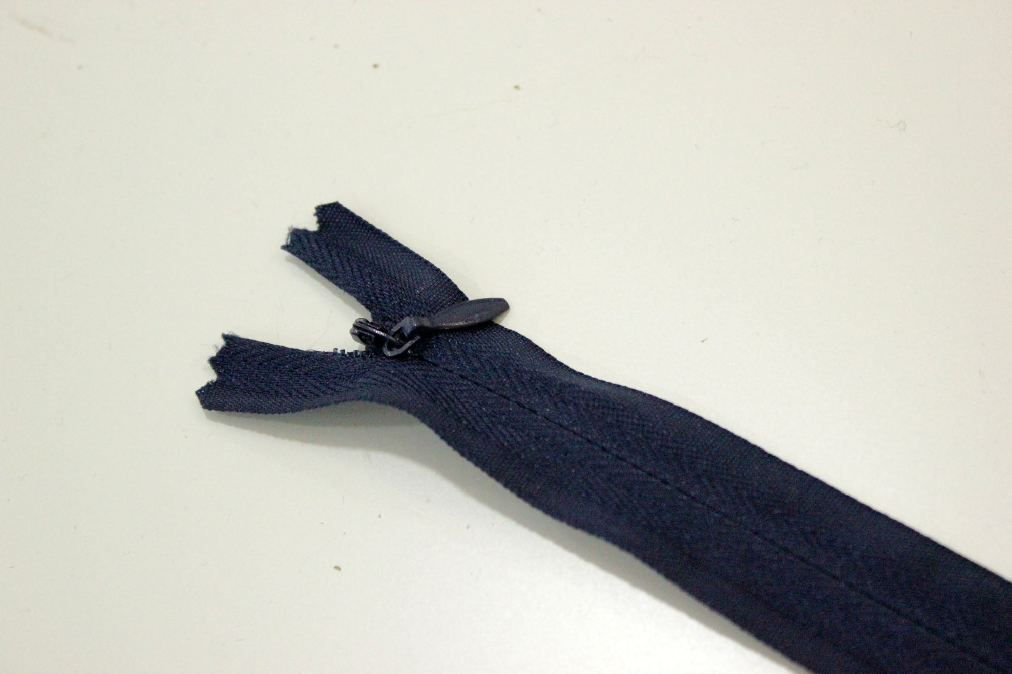Fermoar Ascuns pe Panza Bleumarin 20 cm