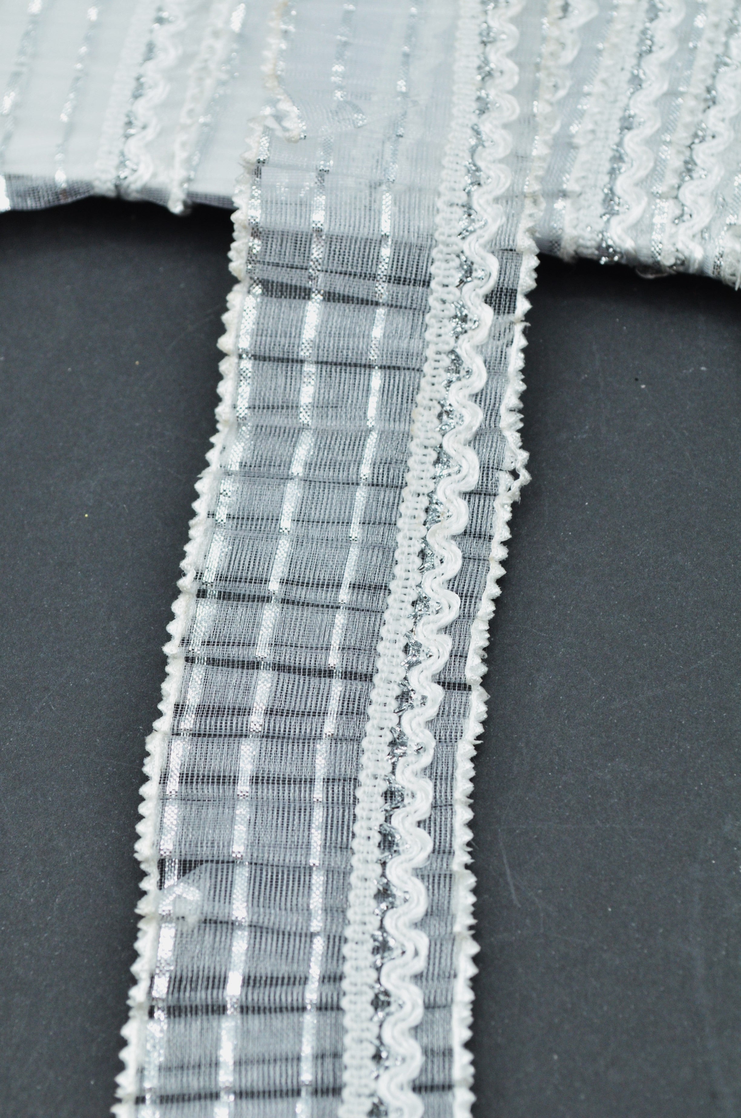 Pasmanterie Volan Din Organza Cu Fir Argintiu 4cm