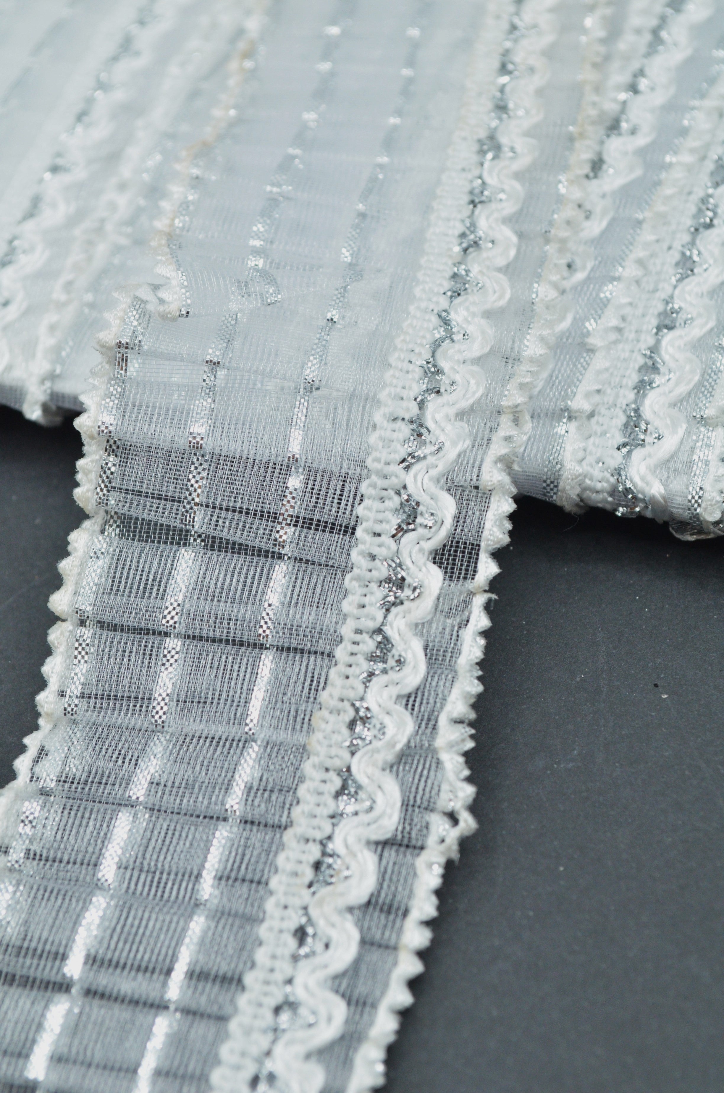 Pasmanterie Volan Din Organza Cu Fir Argintiu 4cm