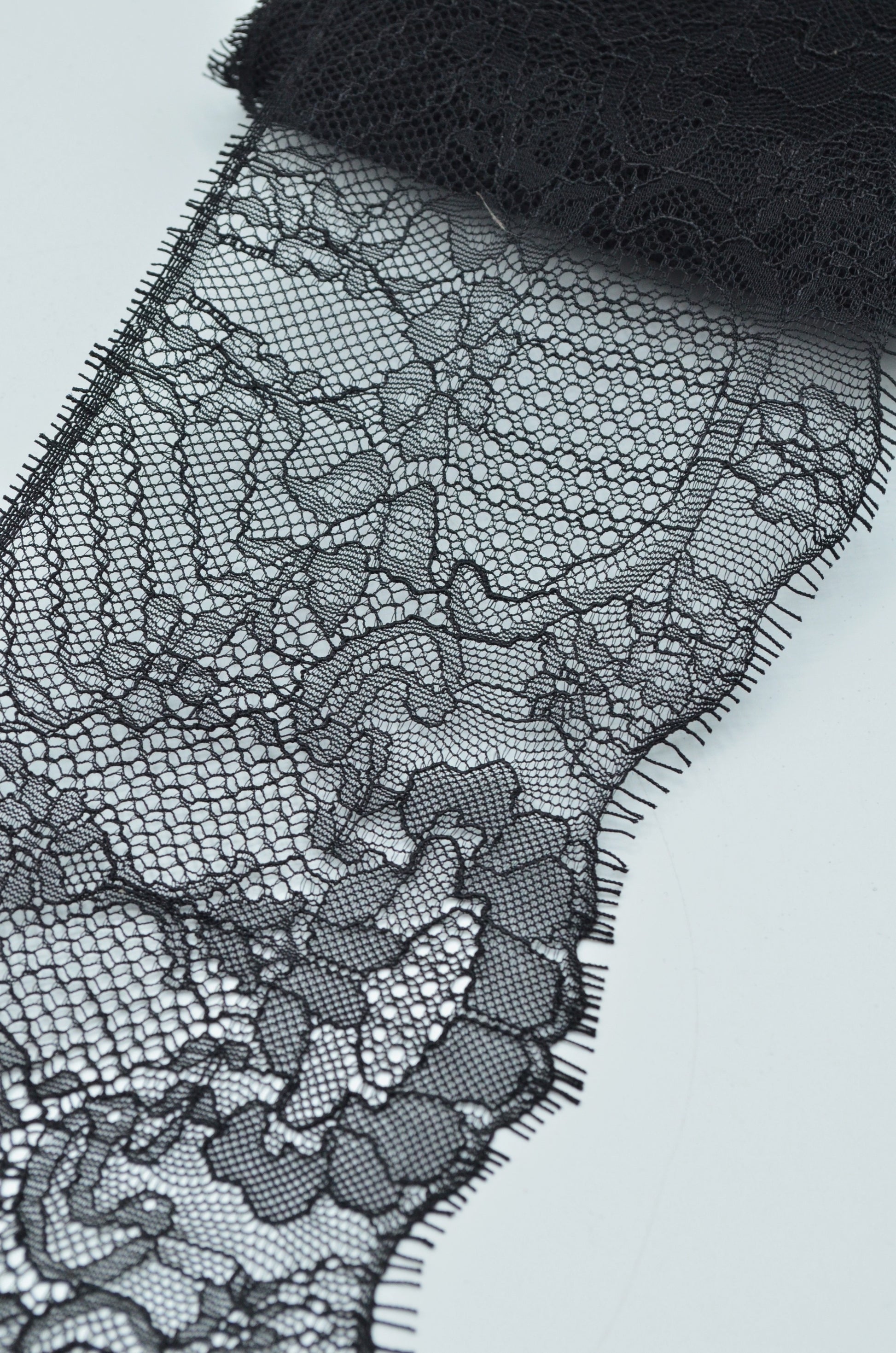 Dantela Chantilly 12x300cm, Negru
