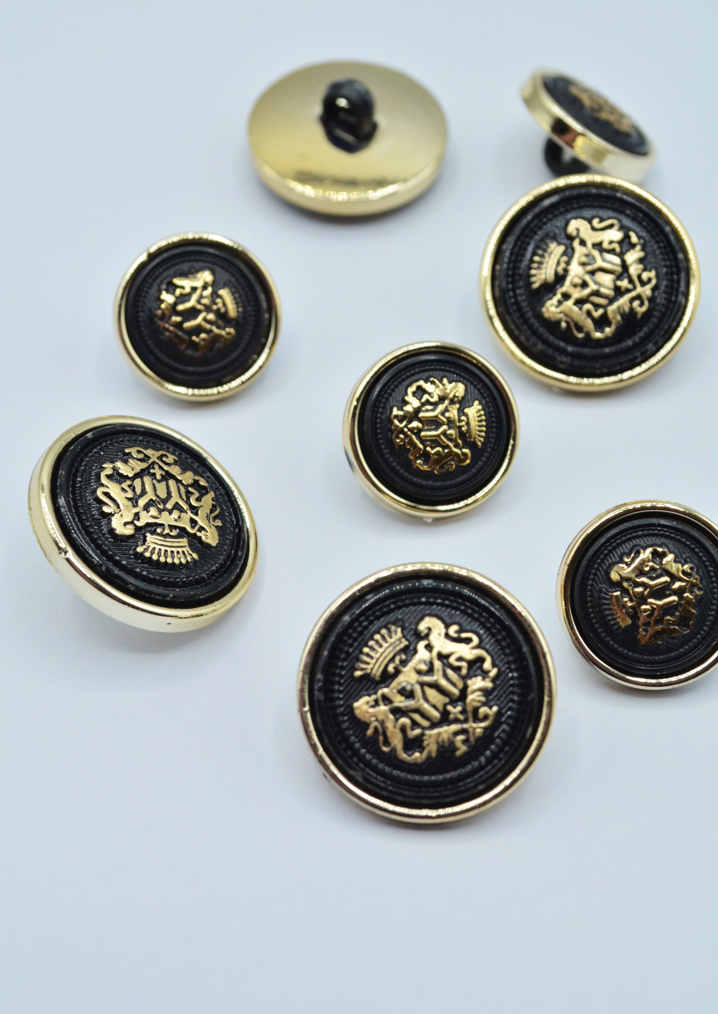 Nasturi De Plastic Negru Cu Auriu