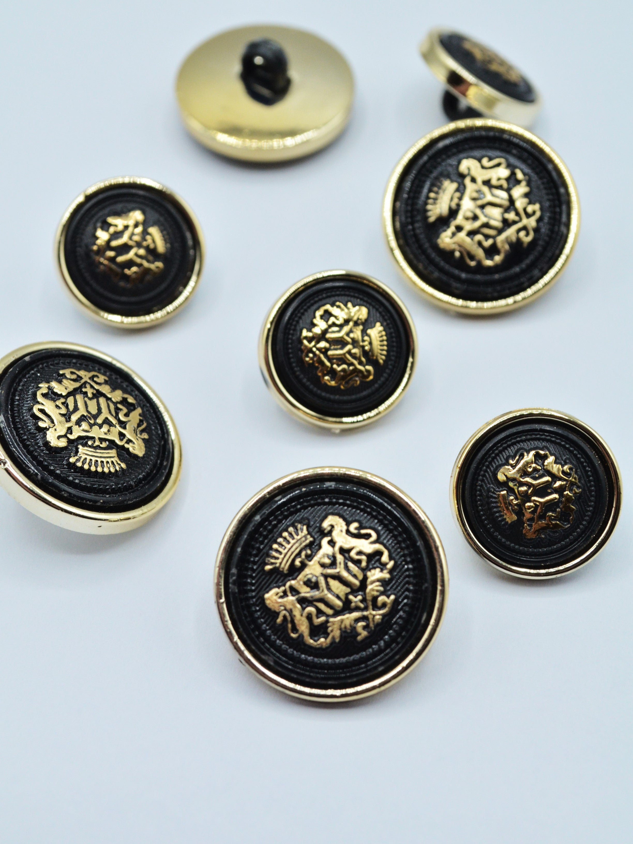 Nasturi De Plastic Negru Cu Auriu