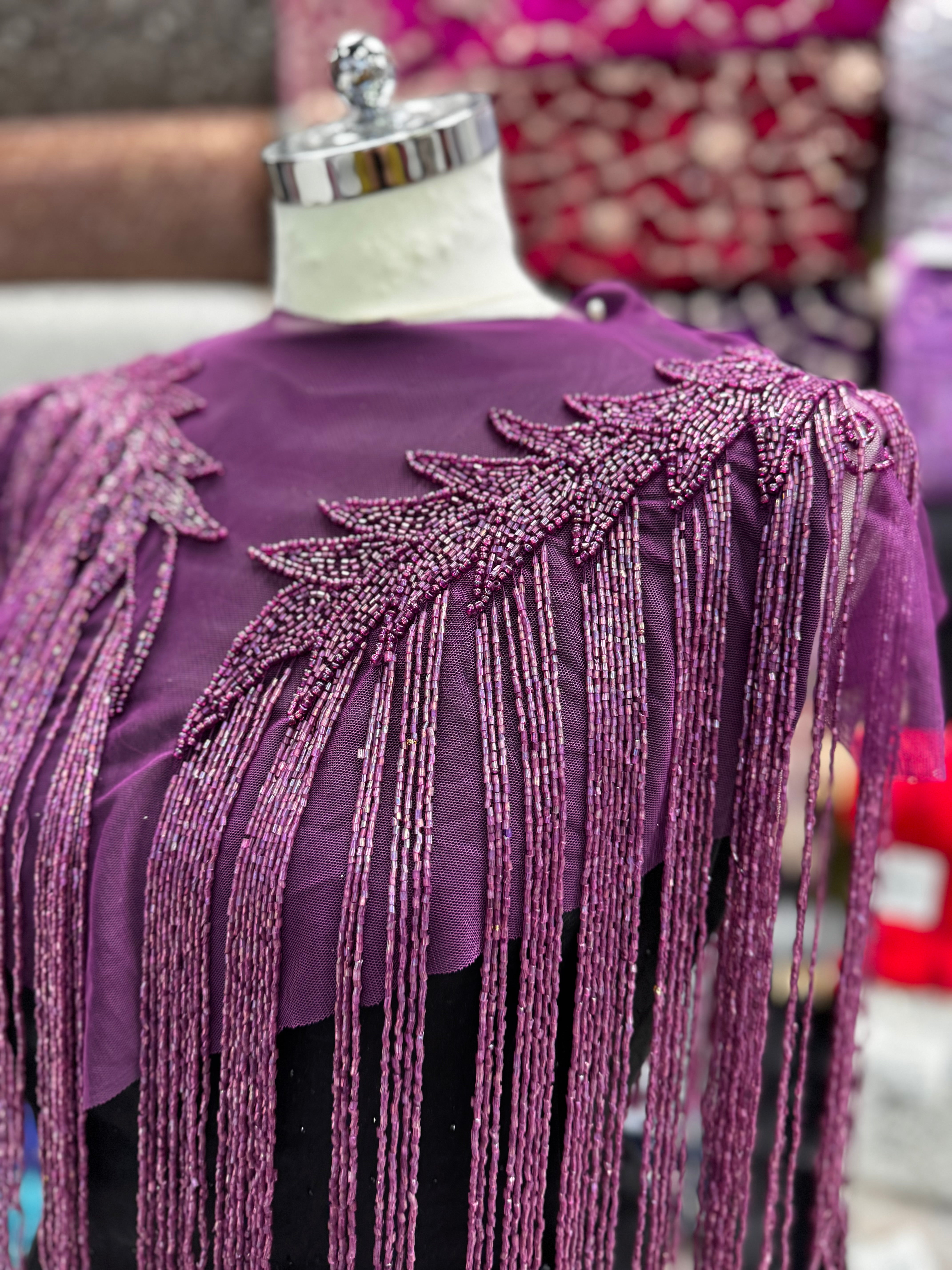 Aplicație bust cu franjuri magenta