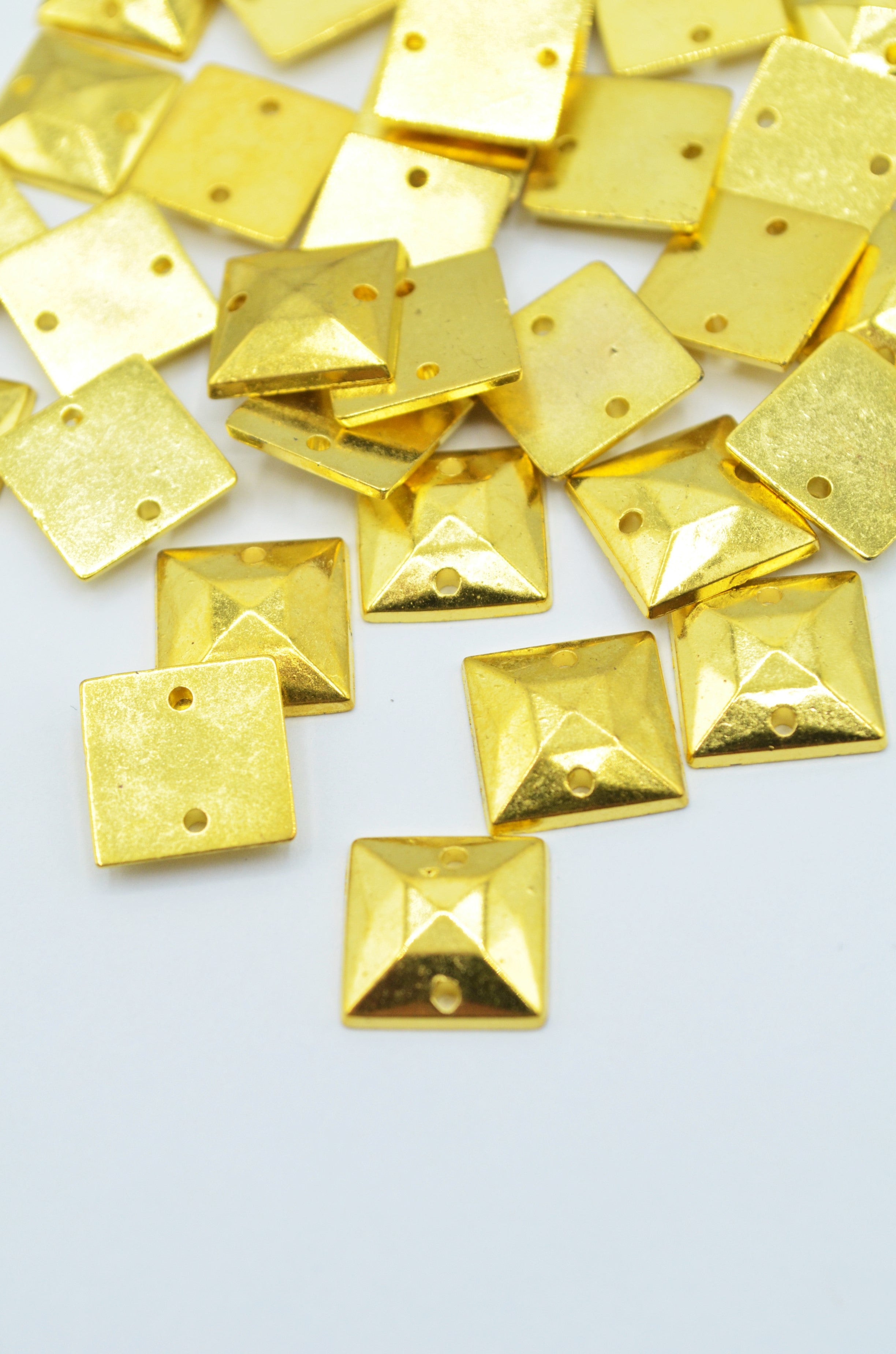 Pietre Aurii Din Plastic 10mm, 8-10gr/Punga