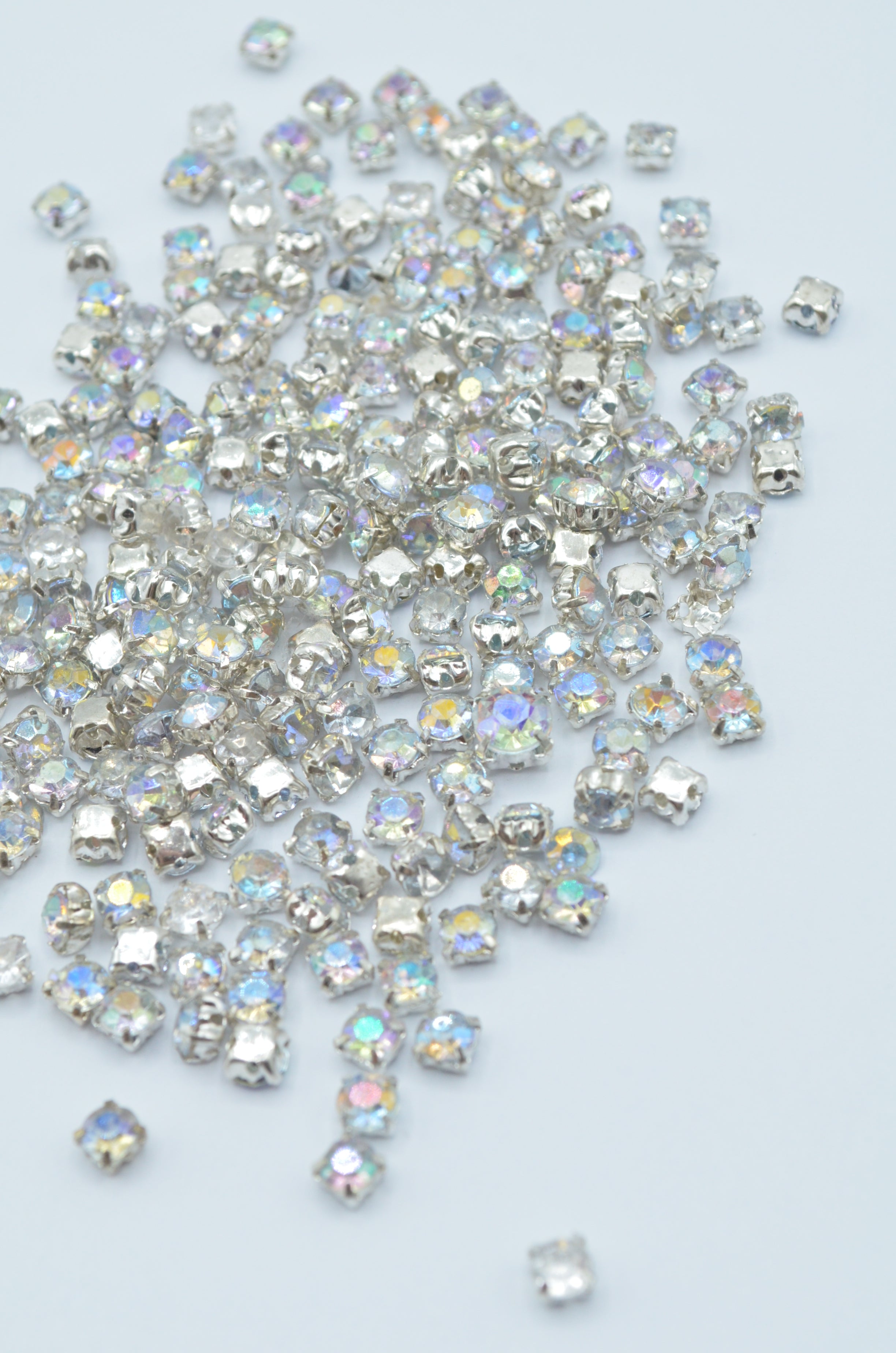 Strasuri Multicolore Pe Suport metalic 4mm, 17-18gr/Pachet