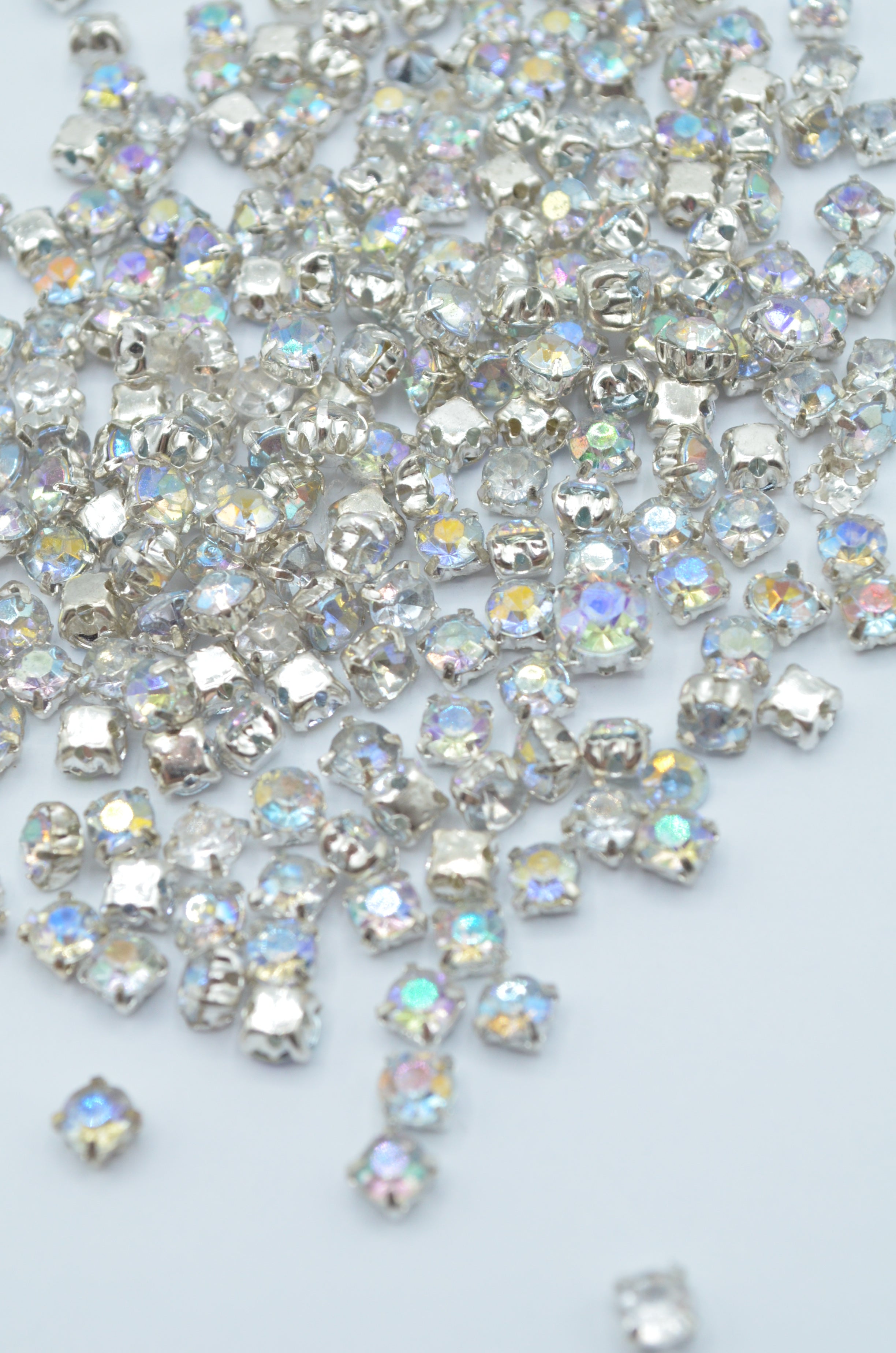 Strasuri Multicolore Pe Suport metalic 4mm, 17-18gr/Pachet