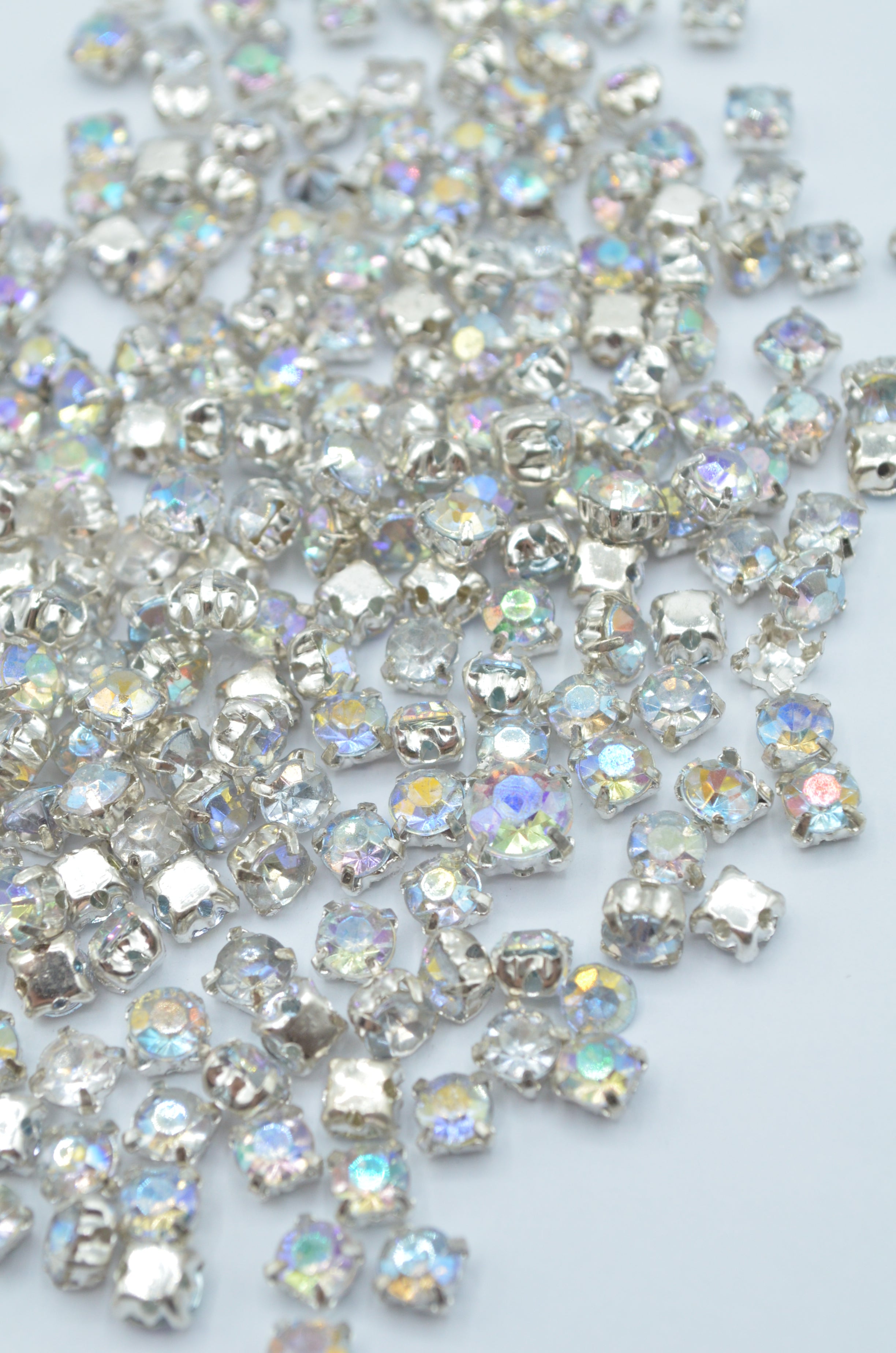 Strasuri Multicolore Pe Suport metalic 4mm, 17-18gr/Pachet