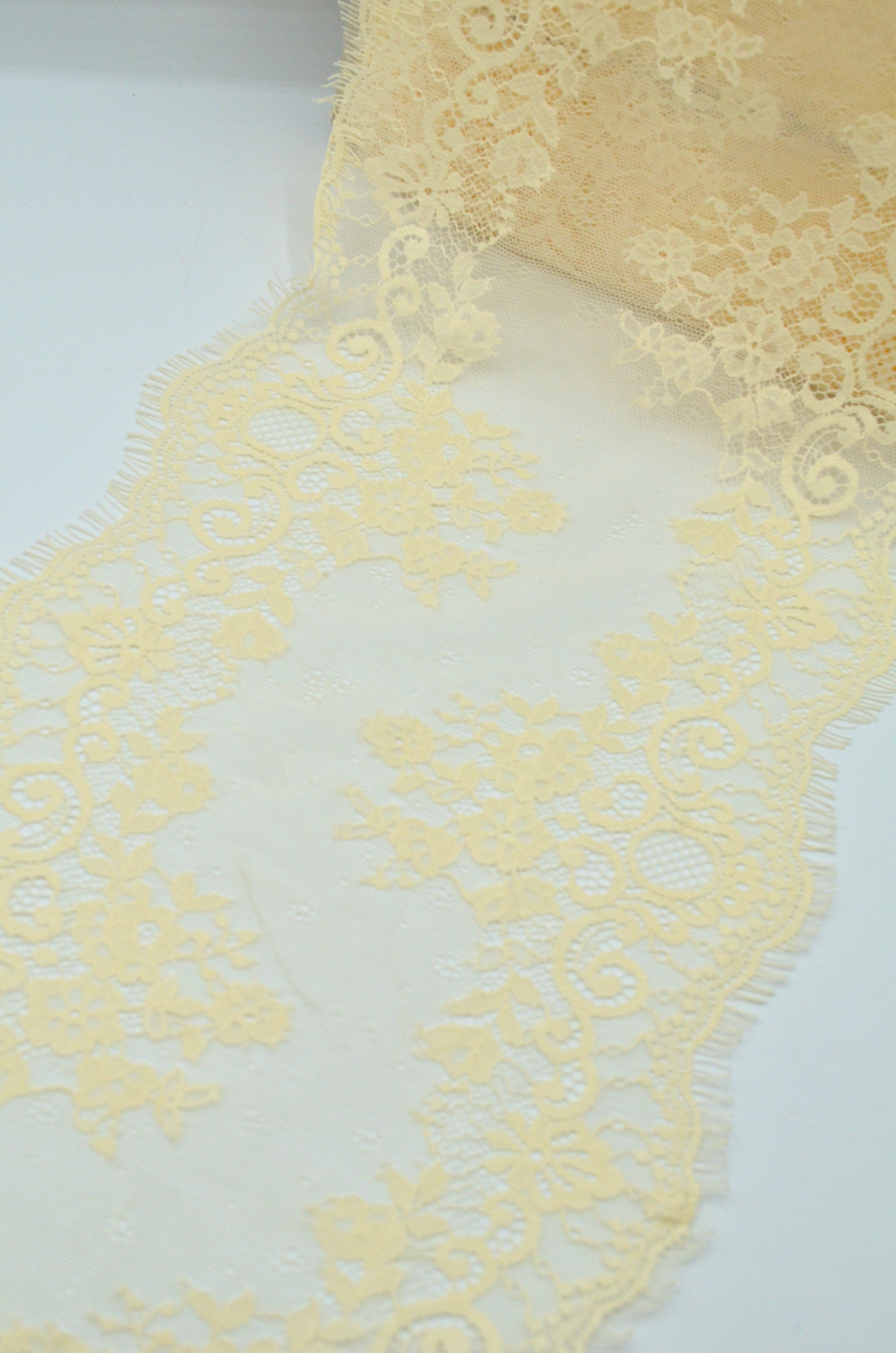 Dantela Chantilly 23cm, Crem Banan