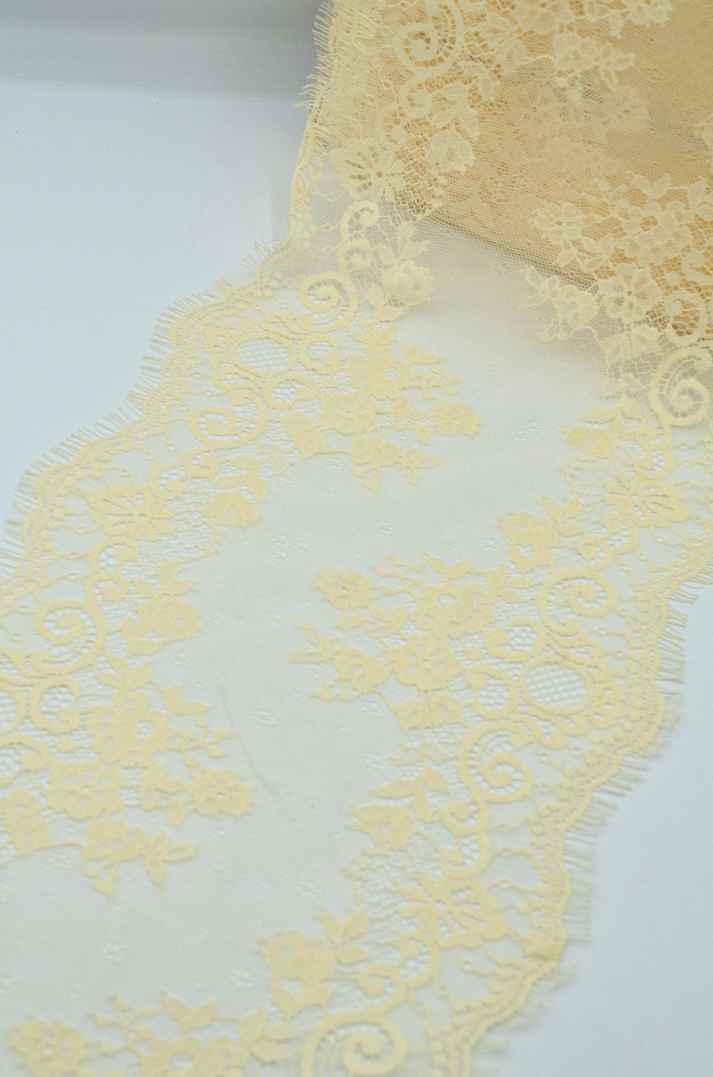 Dantela Chantilly 23cm, Crem Banan