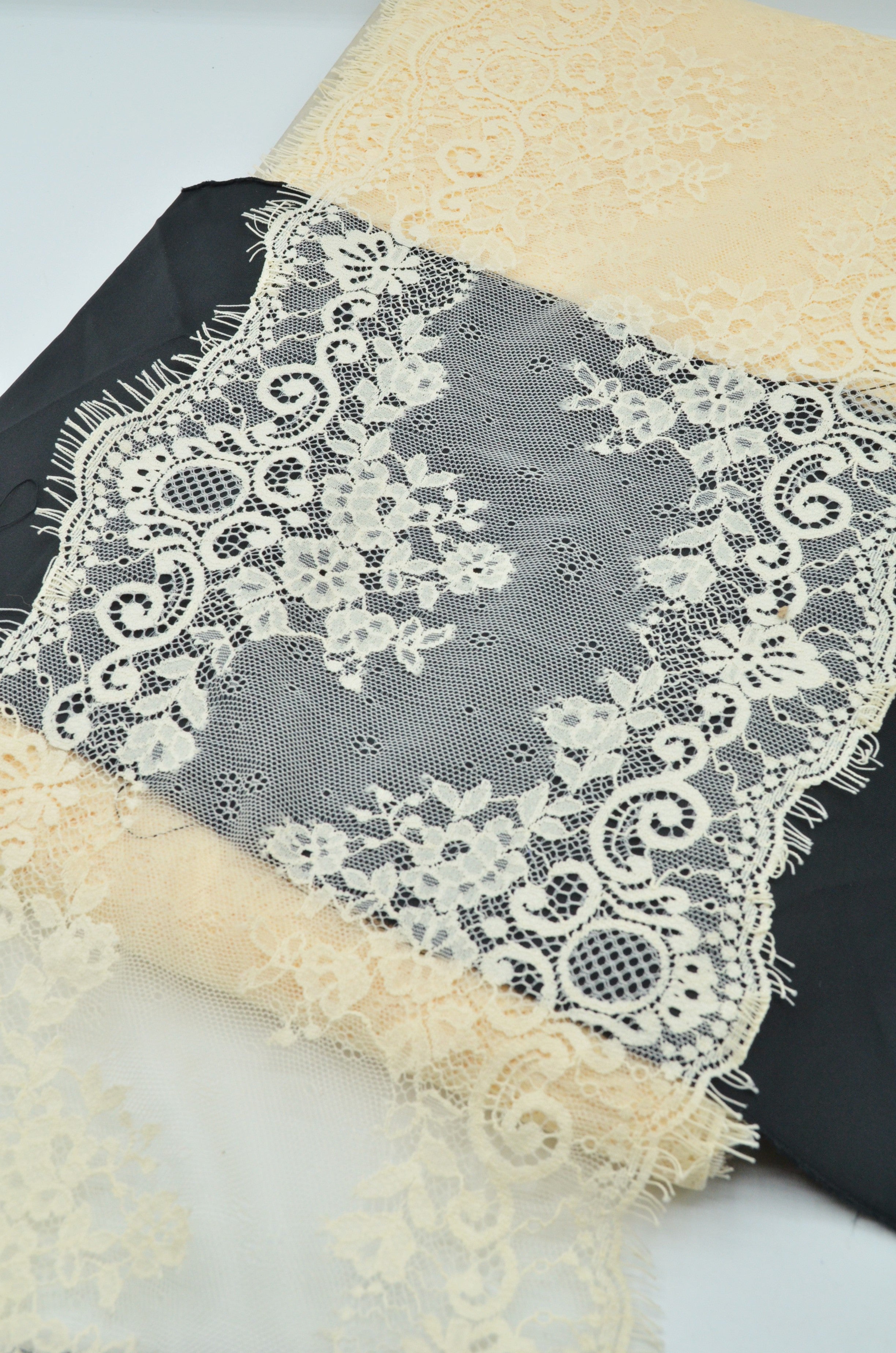 Dantela Chantilly 23cm, Crem Banan