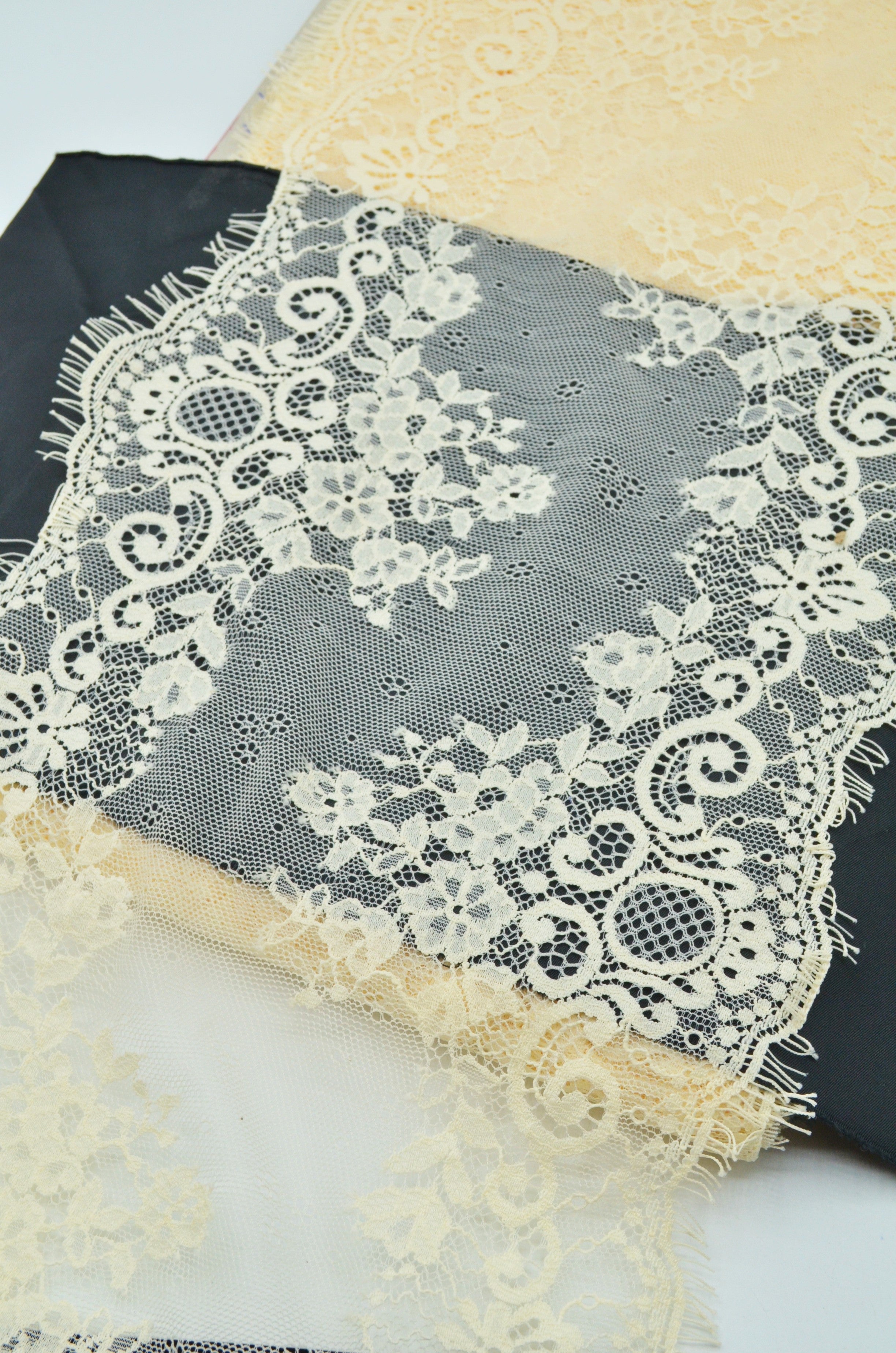 Dantela Chantilly 23cm, Crem Banan