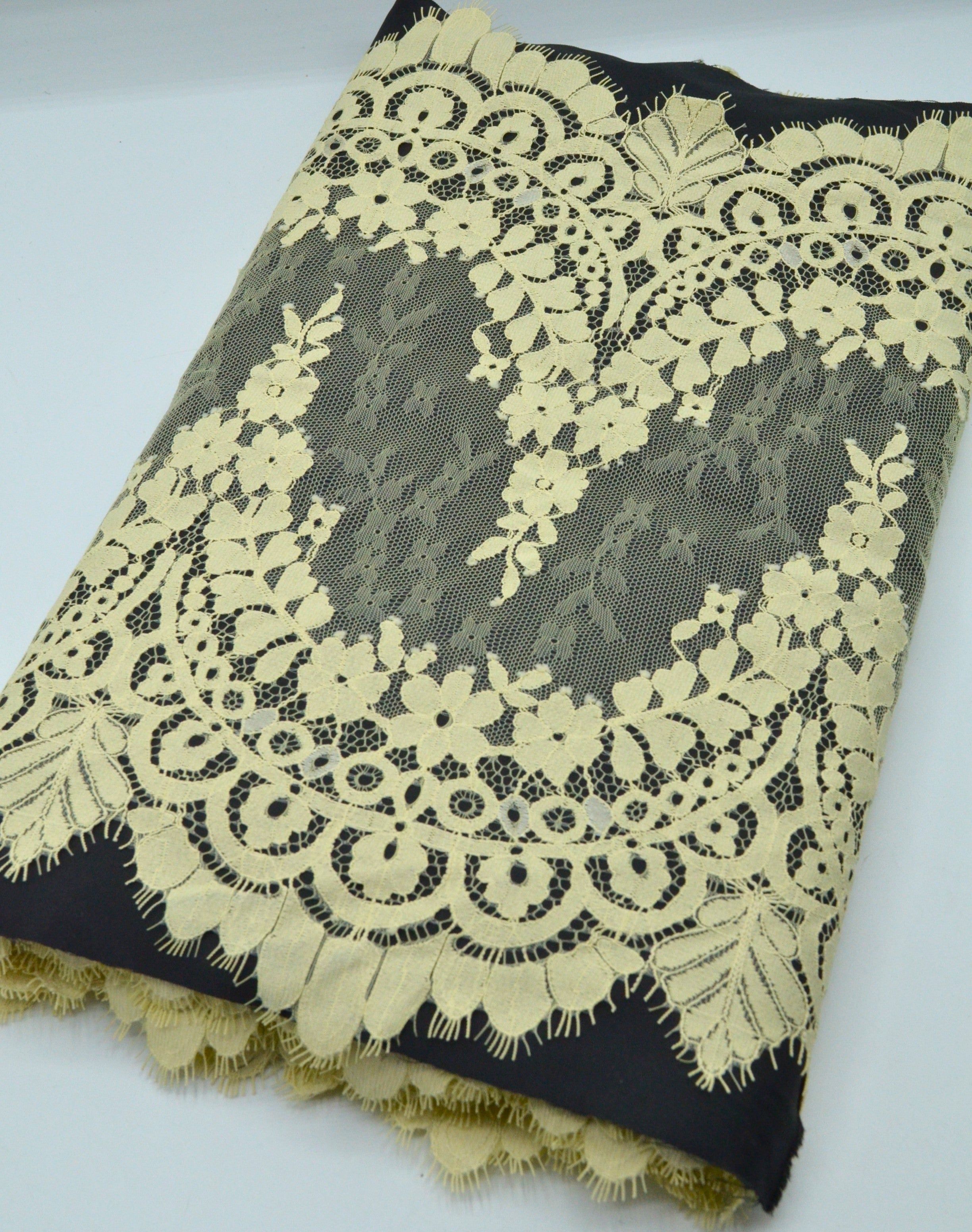 Dantela Chantilly 34cm, Galben Pal