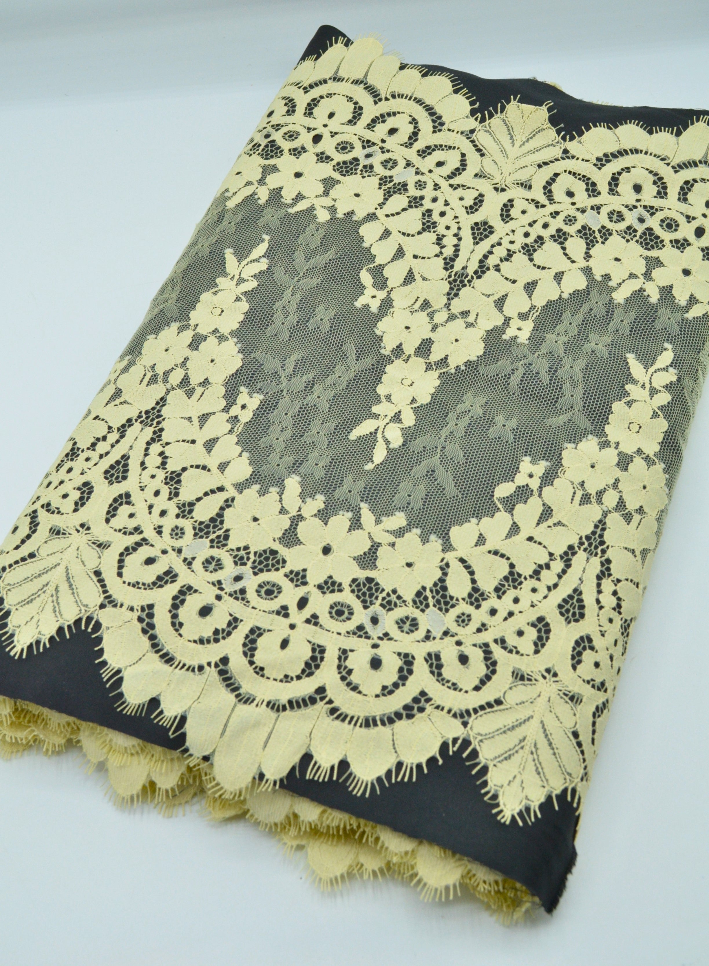 Dantela Chantilly 34cm, Galben Pal