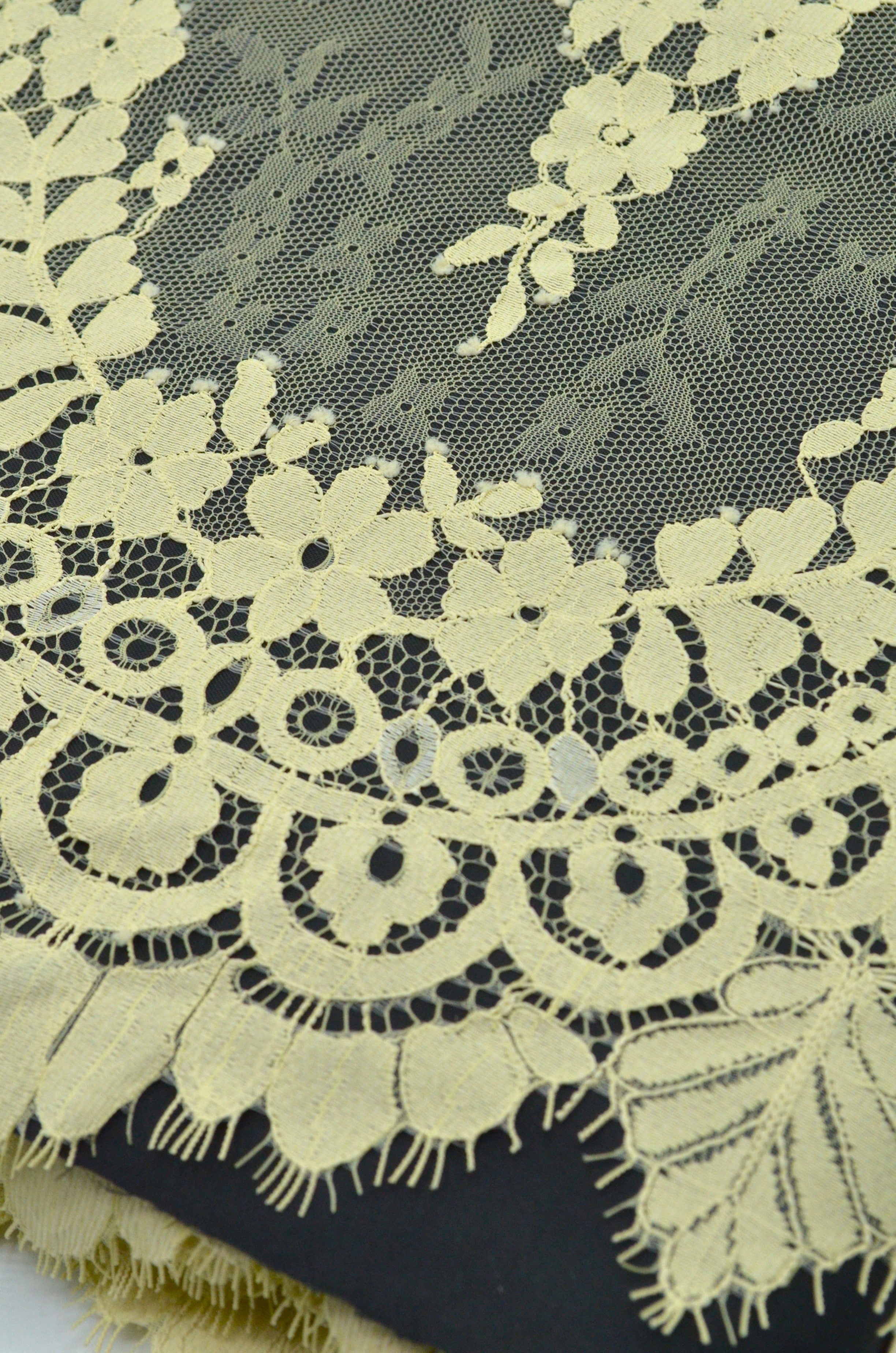 Dantela Chantilly 34cm, Galben Pal