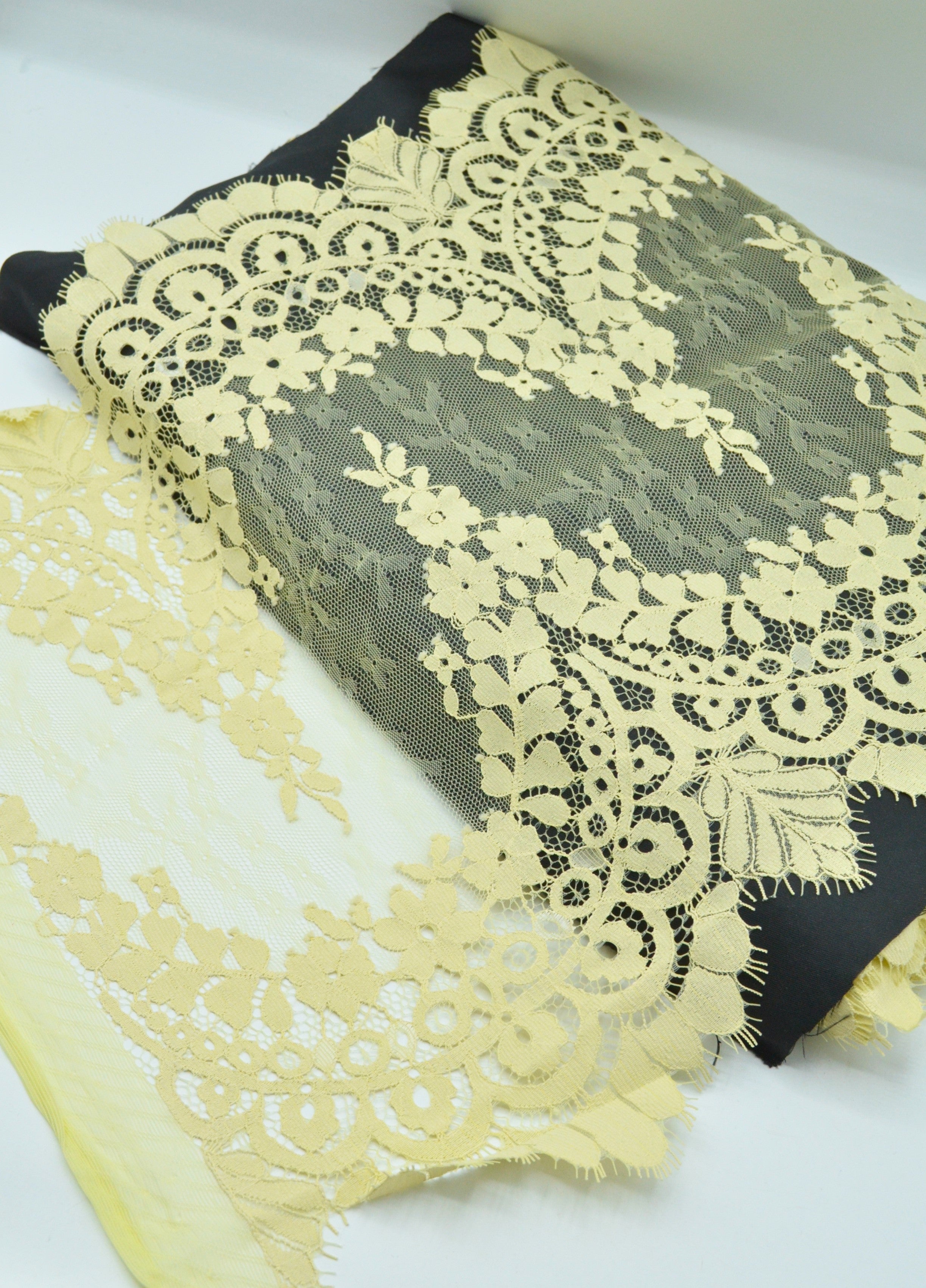 Dantela Chantilly 34cm, Galben Pal