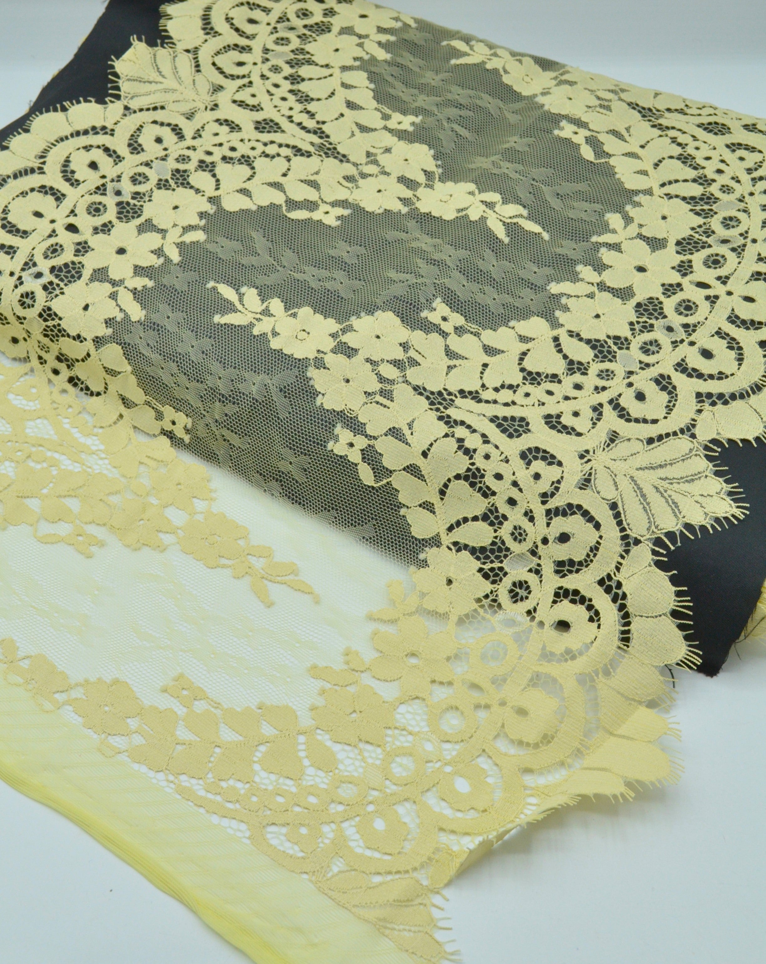 Dantela Chantilly 34cm, Galben Pal