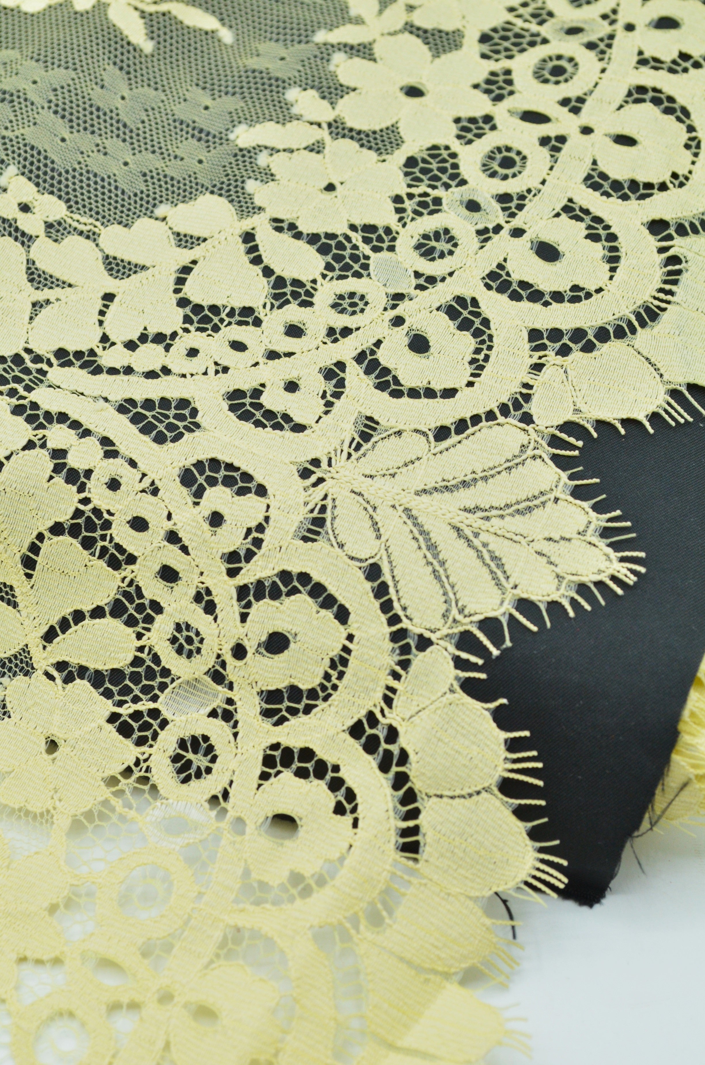 Dantela Chantilly 34cm, Galben Pal