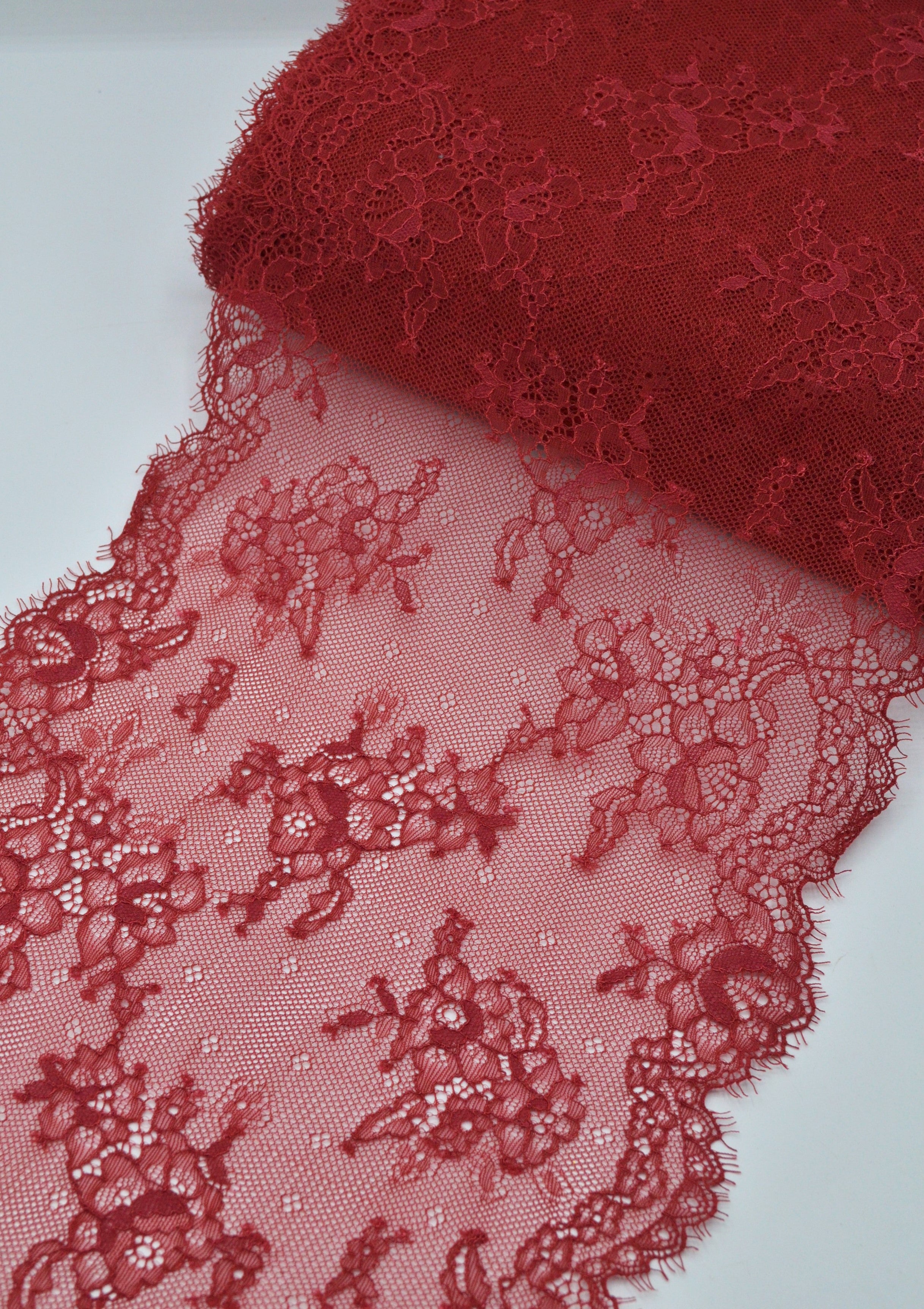 Dantela Chantilly 22cm, Grena