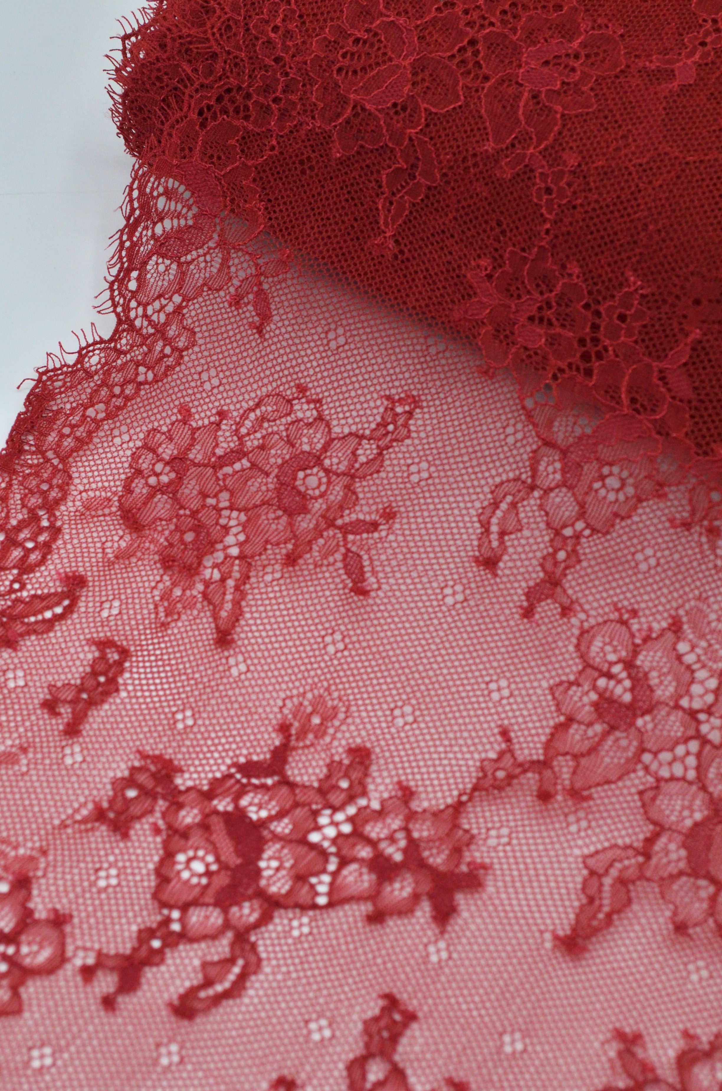 Dantela Chantilly 22cm, Grena