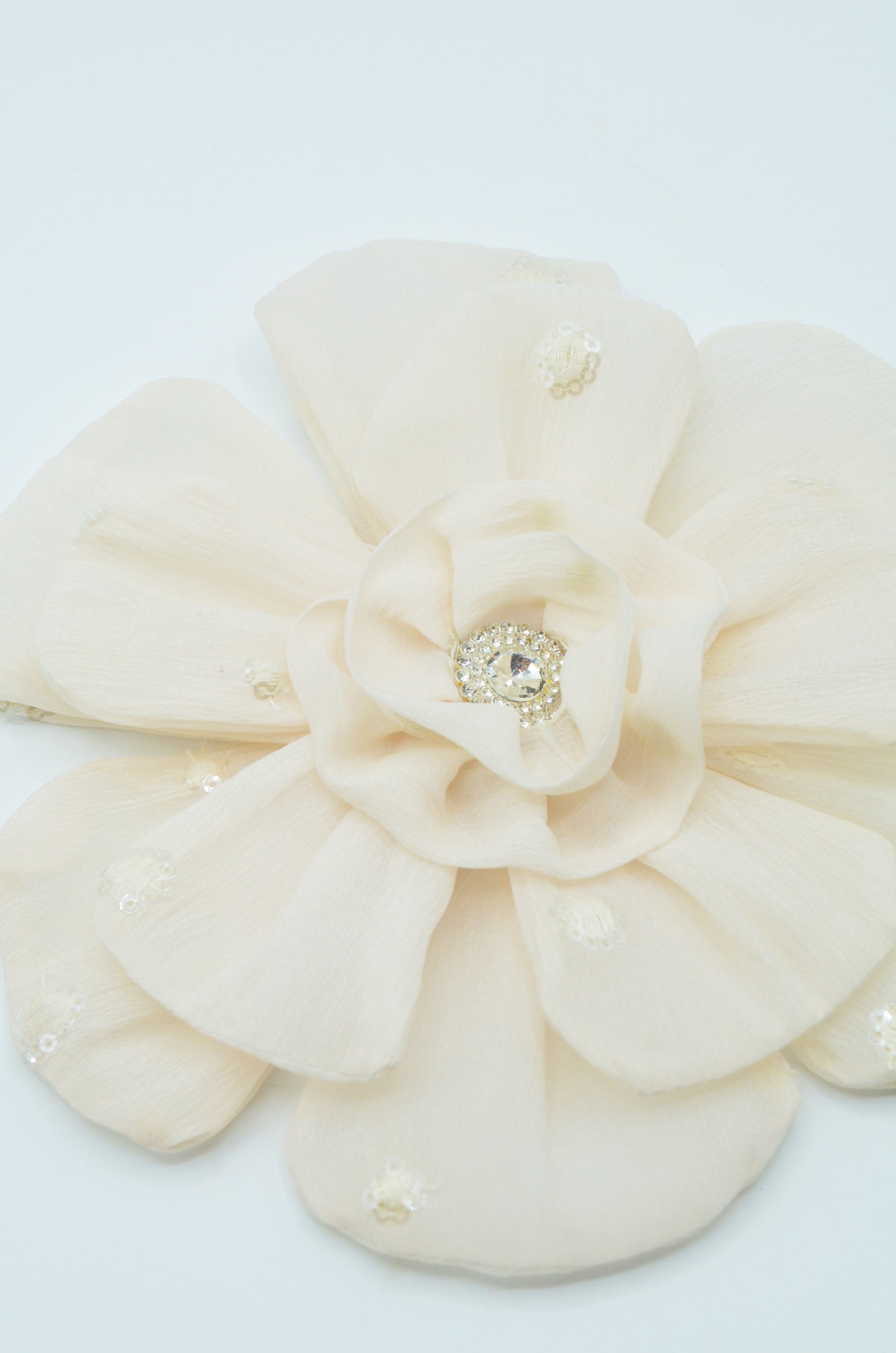 Floare Din Voal De Organza Crem Cu Paiete 18cm