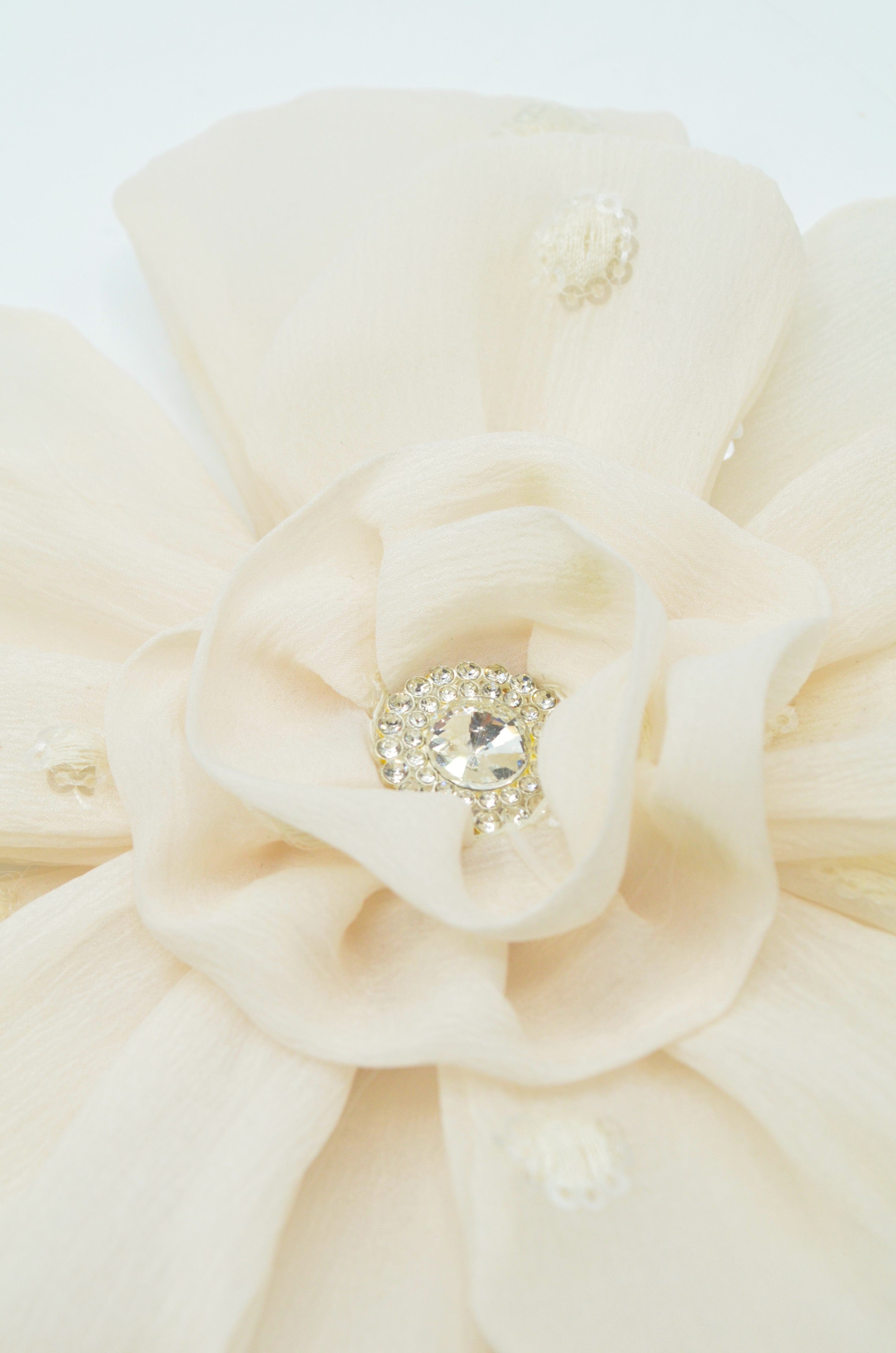 Floare Din Voal De Organza Crem Cu Paiete 18cm