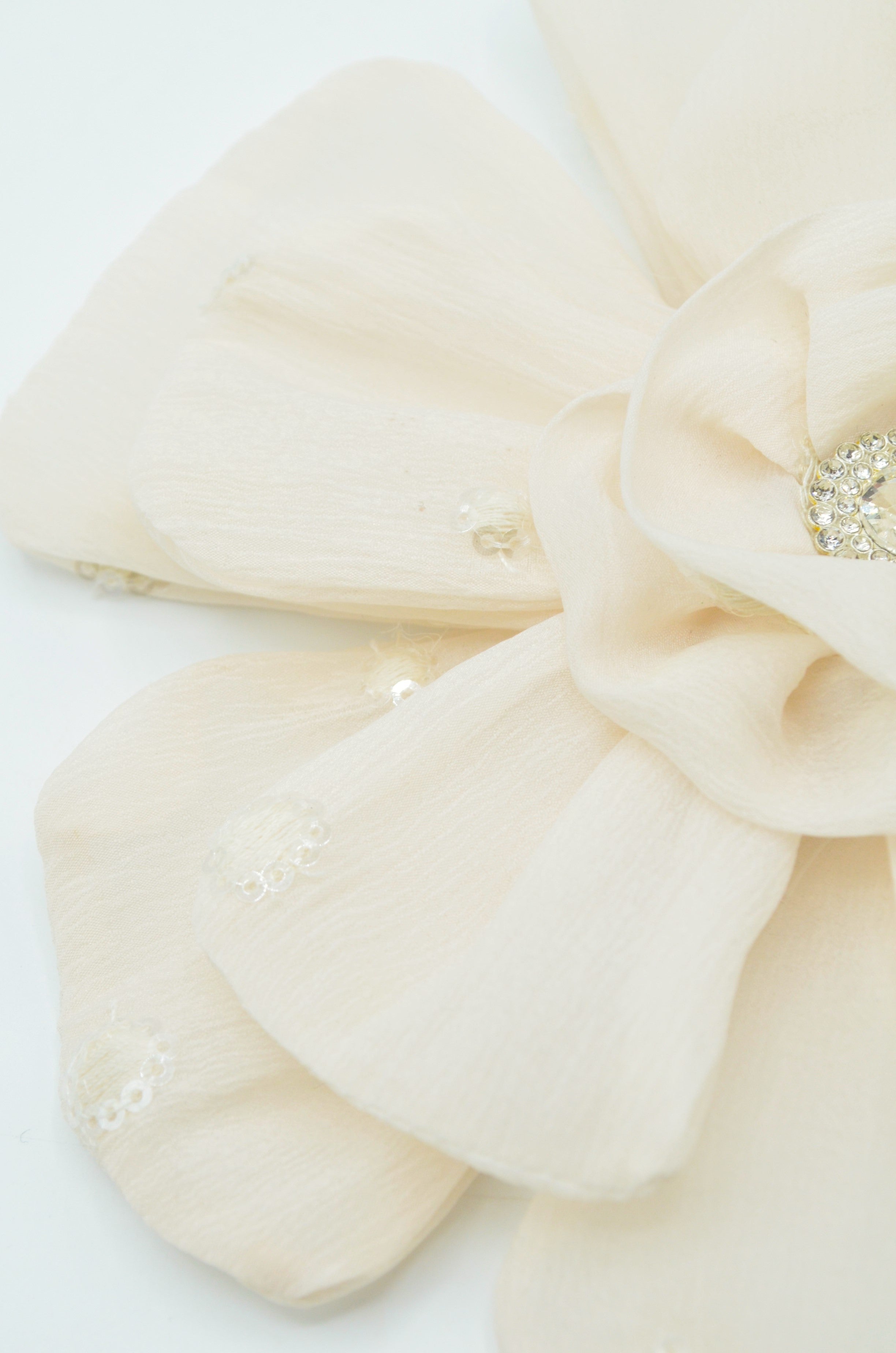 Floare Din Voal De Organza Crem Cu Paiete 18cm