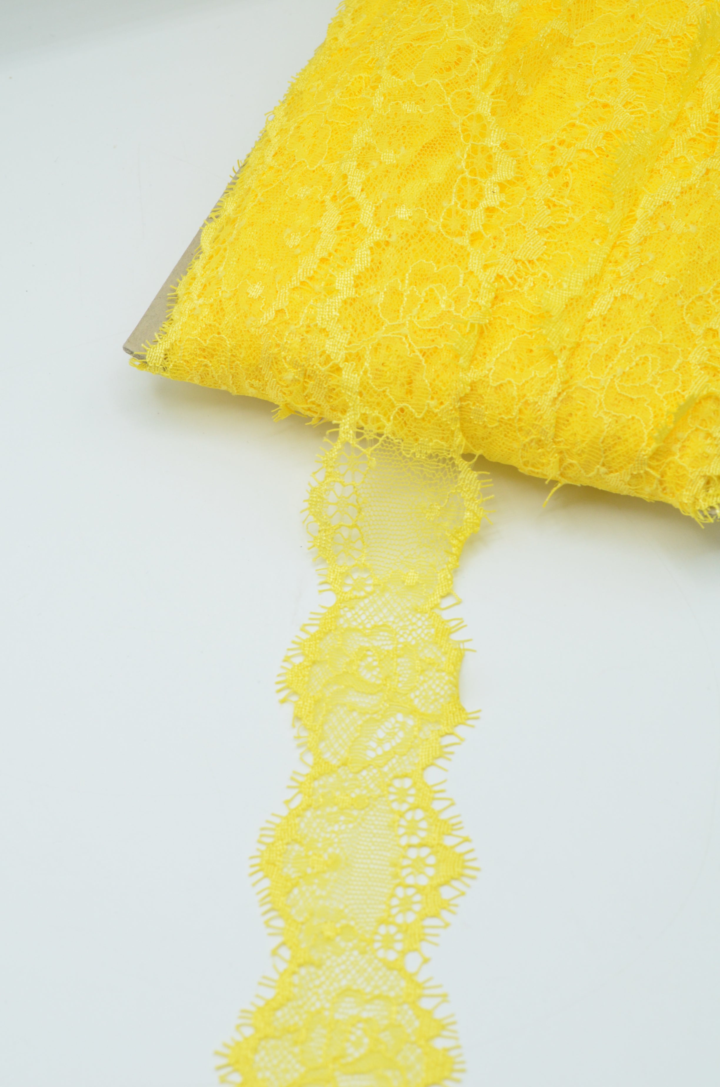 Dantela Chantilly 5cm x 300cm, Galben