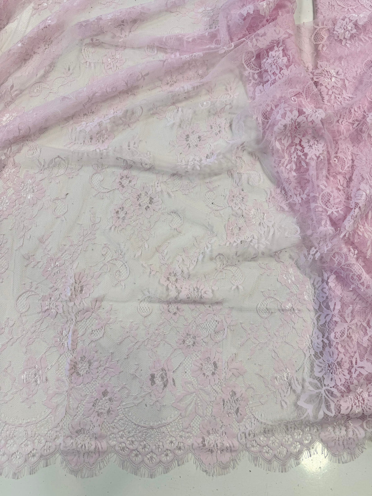 Dantela Tip Chantilly Roz pastel  - preț pe metru