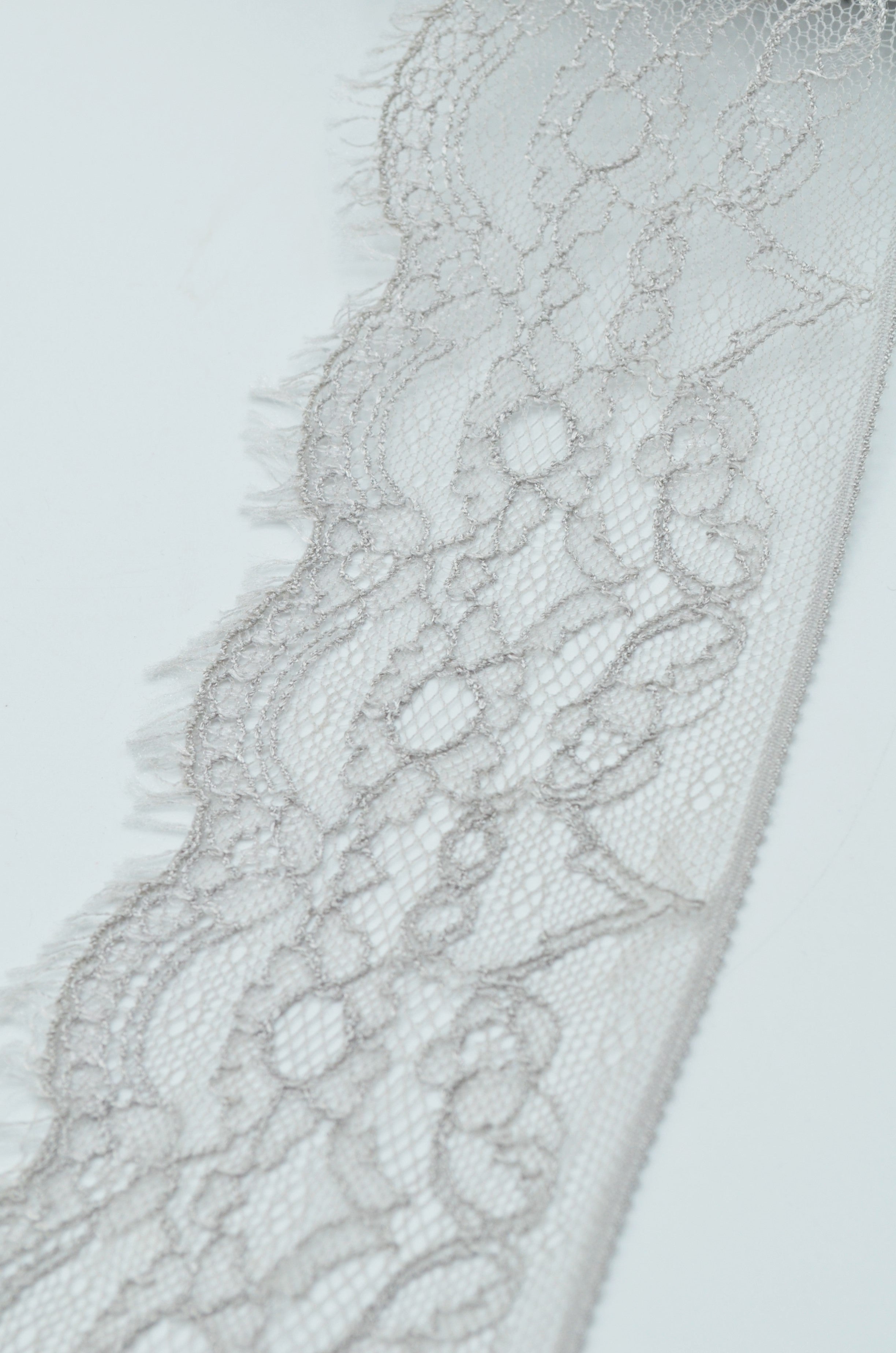 Dantela Tip Chantilly Fina Gri, 7cm Latime