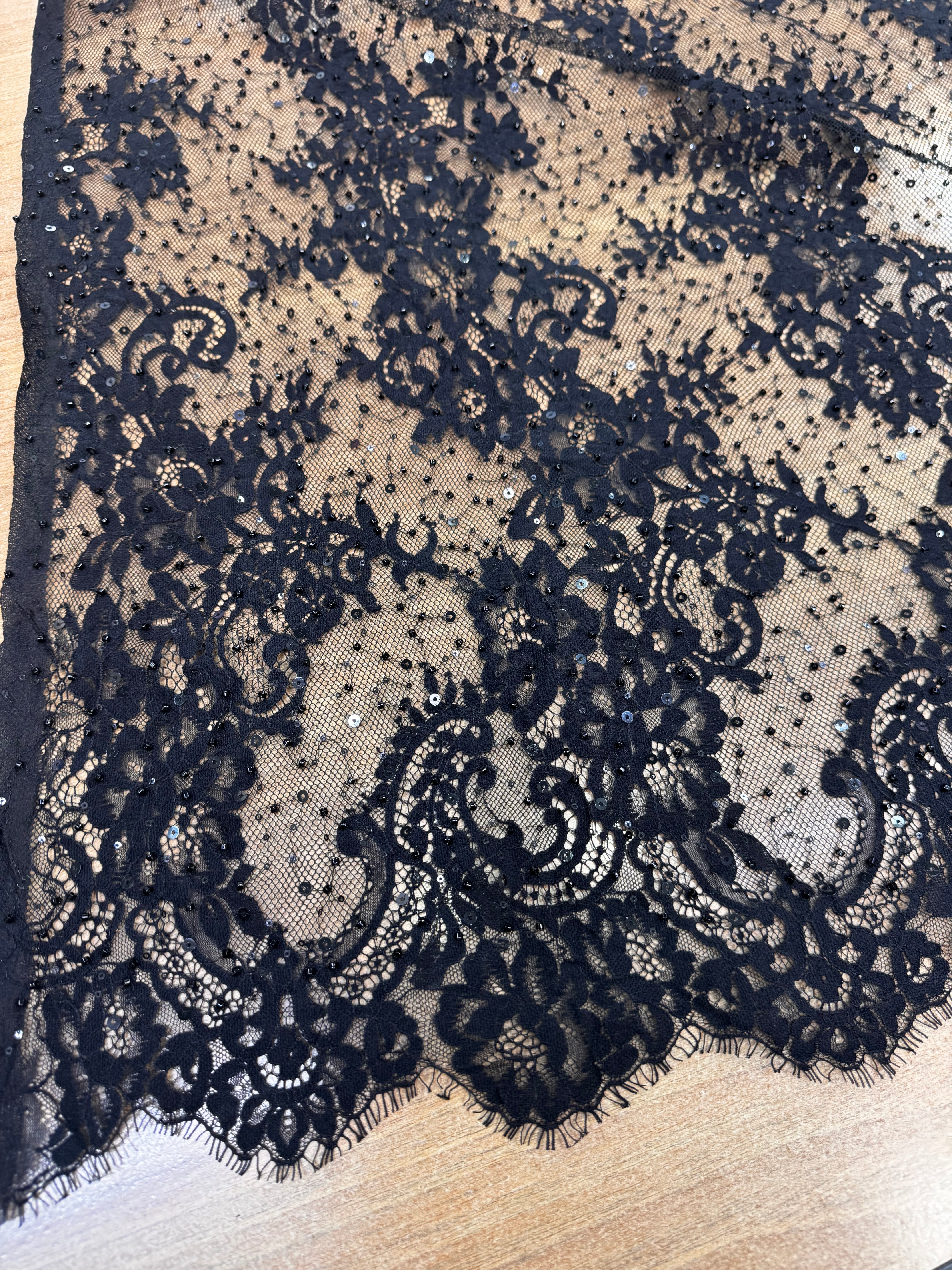 Dantela Chantilly Cu Margele Si Paiete Fine, Negru