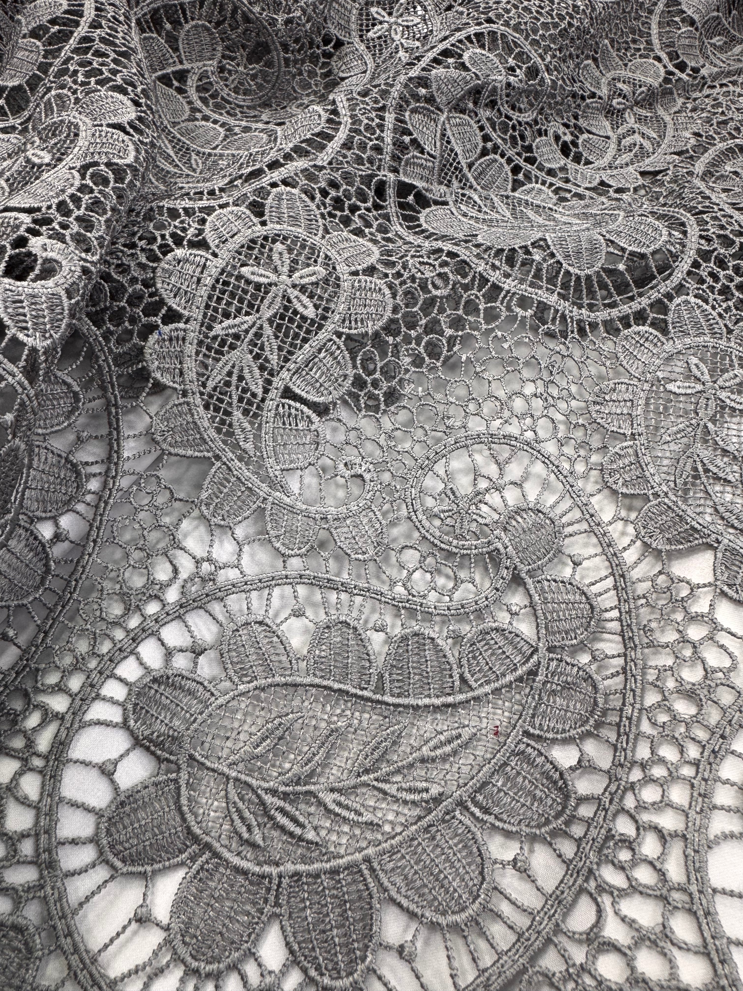 Broderie Sparta, Gri