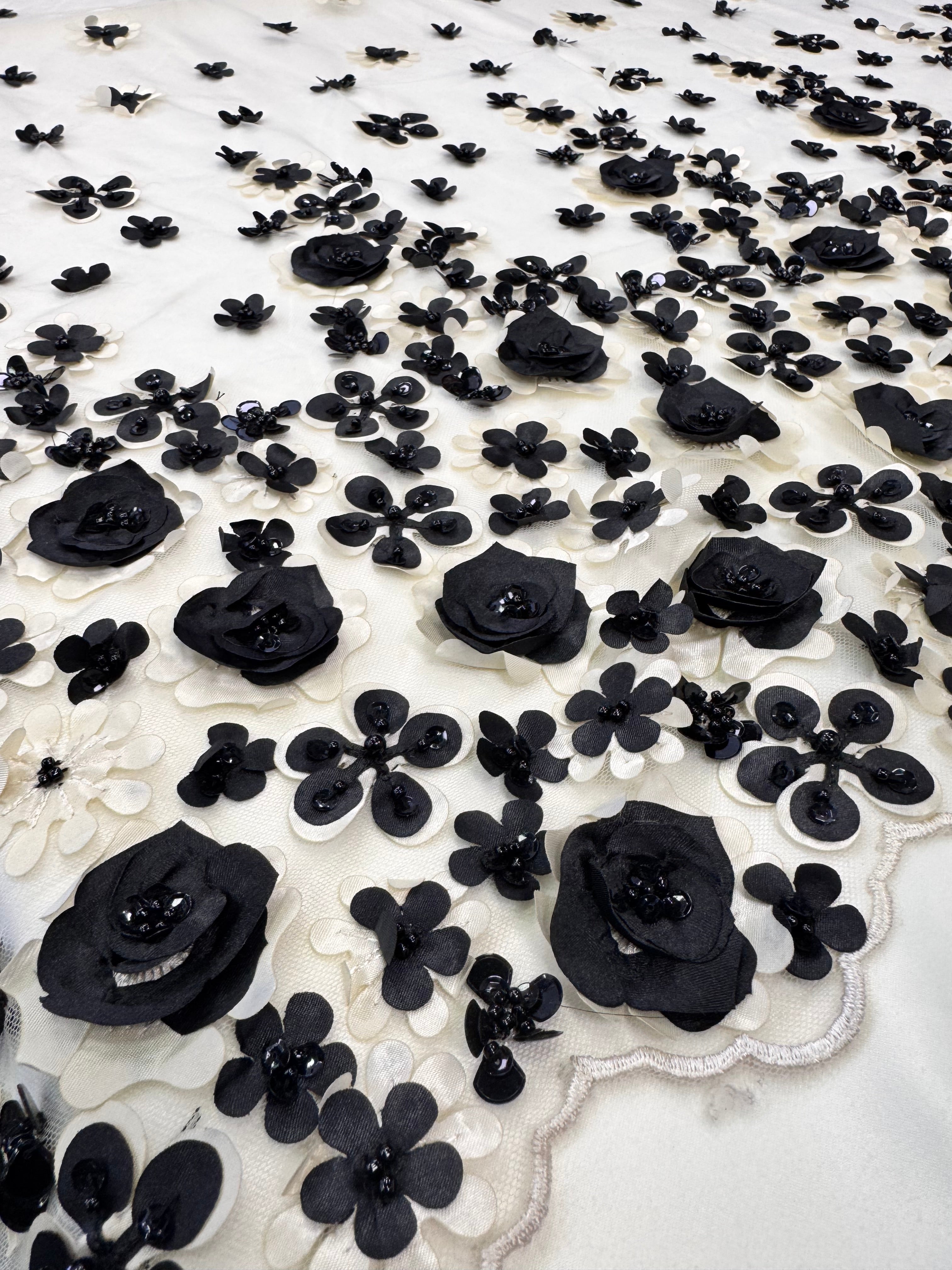 Broderie Pe Tull Crem Unt Cu Flori 3D Negre