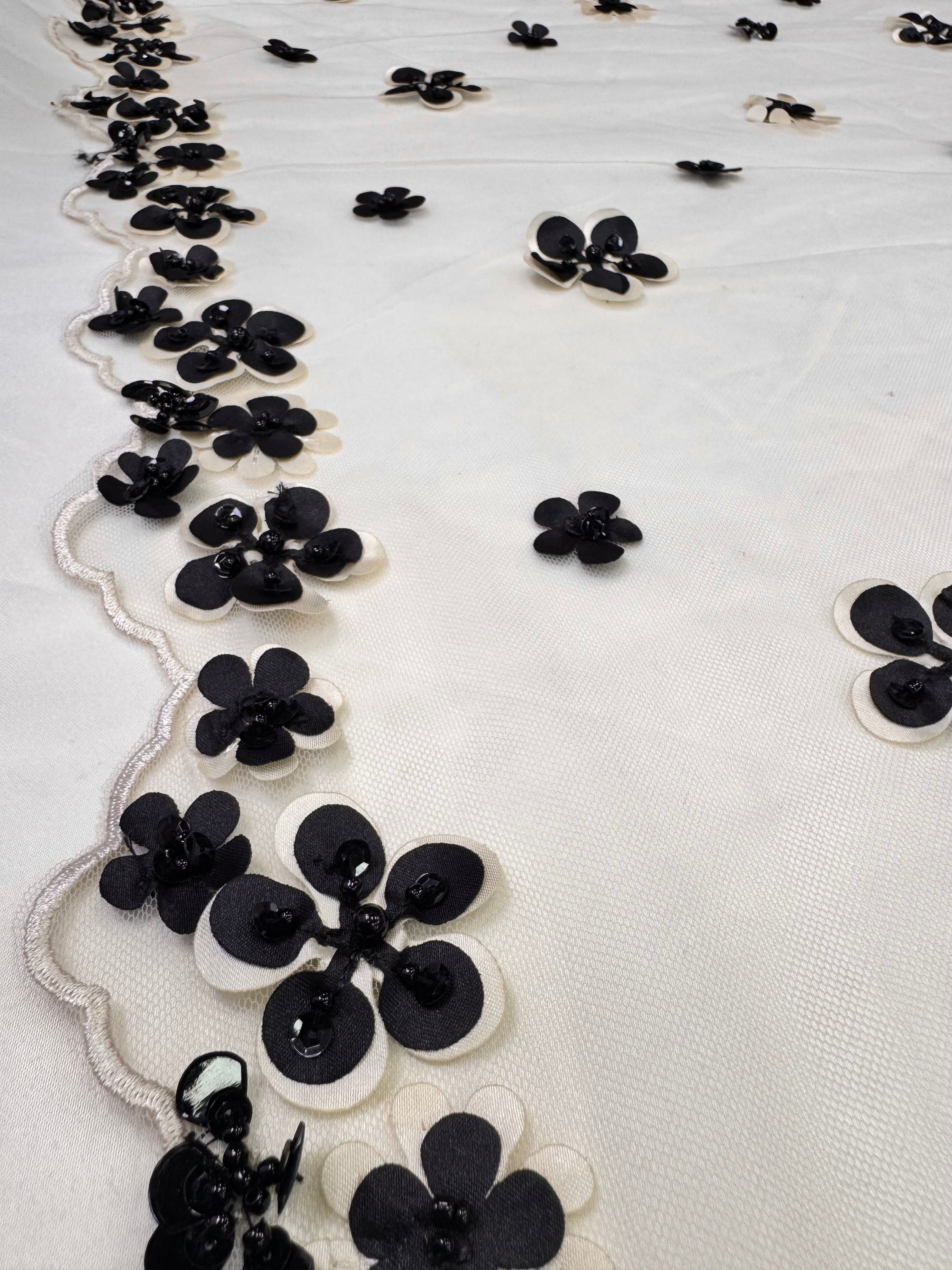 Broderie Pe Tull Crem Unt Cu Flori 3D Negre