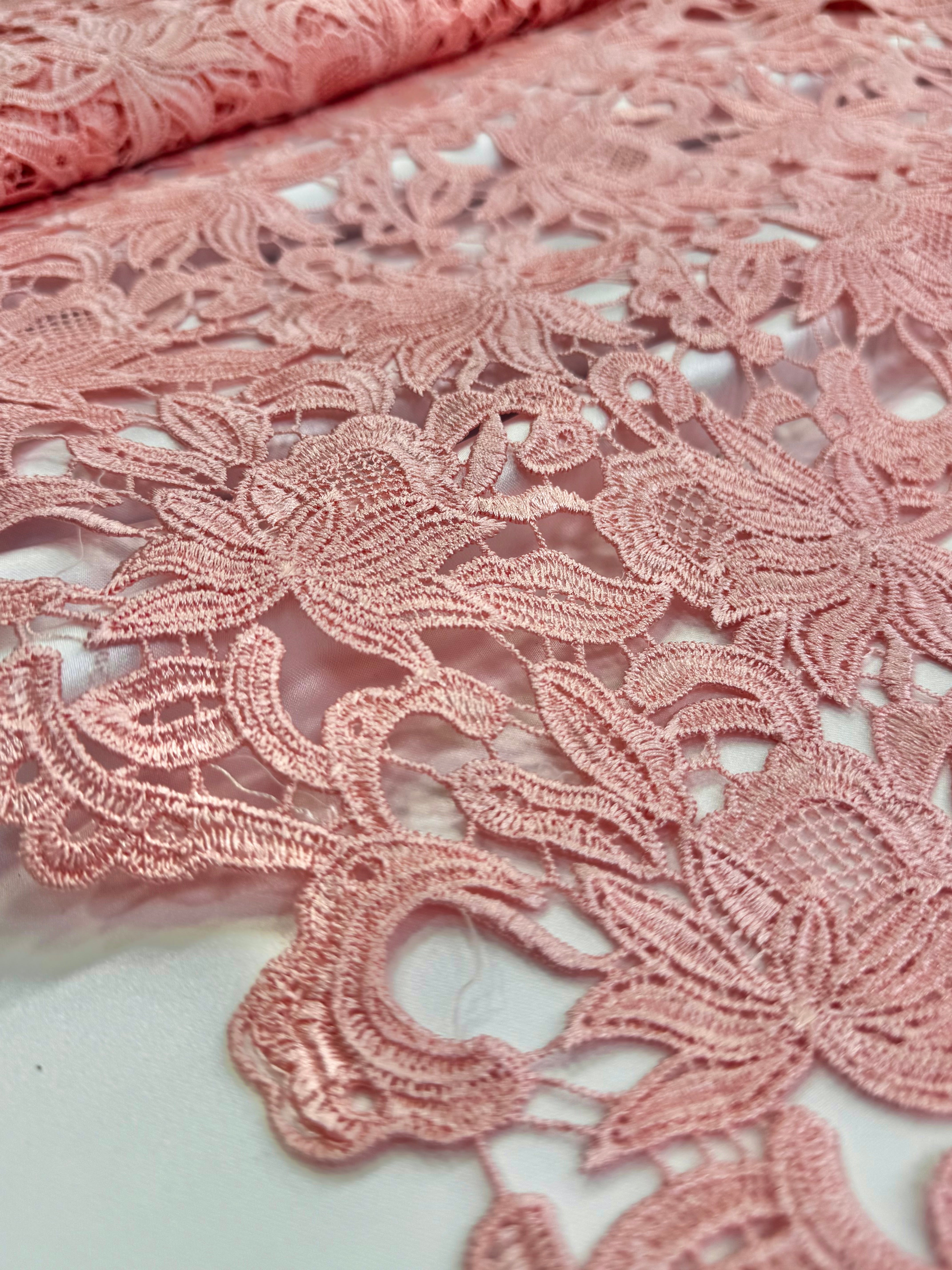 Broderie Sparta, Roz somon
